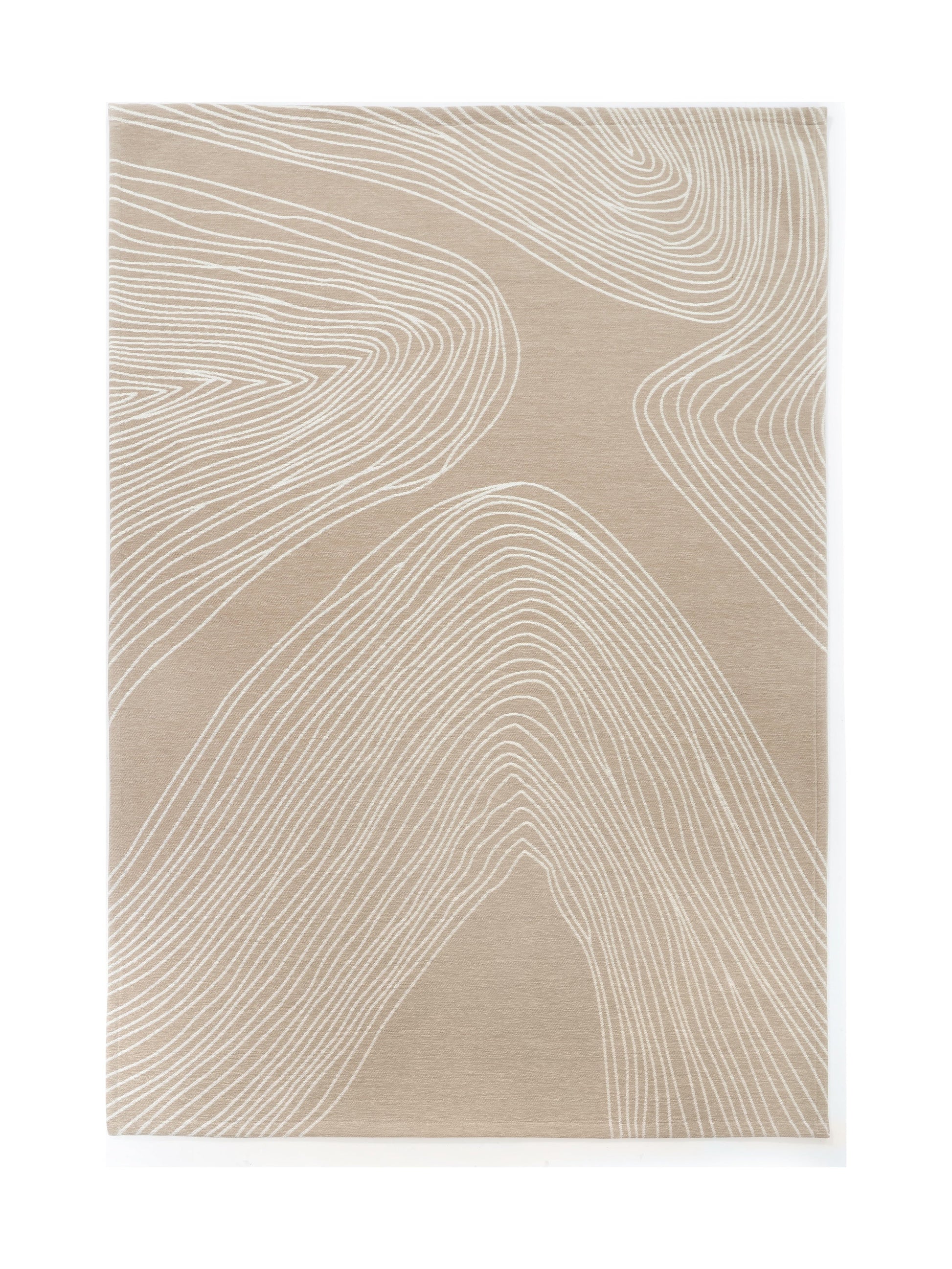 Tapis rectangulaire beige avec motif de lignes blanches ondulées, style abstrait