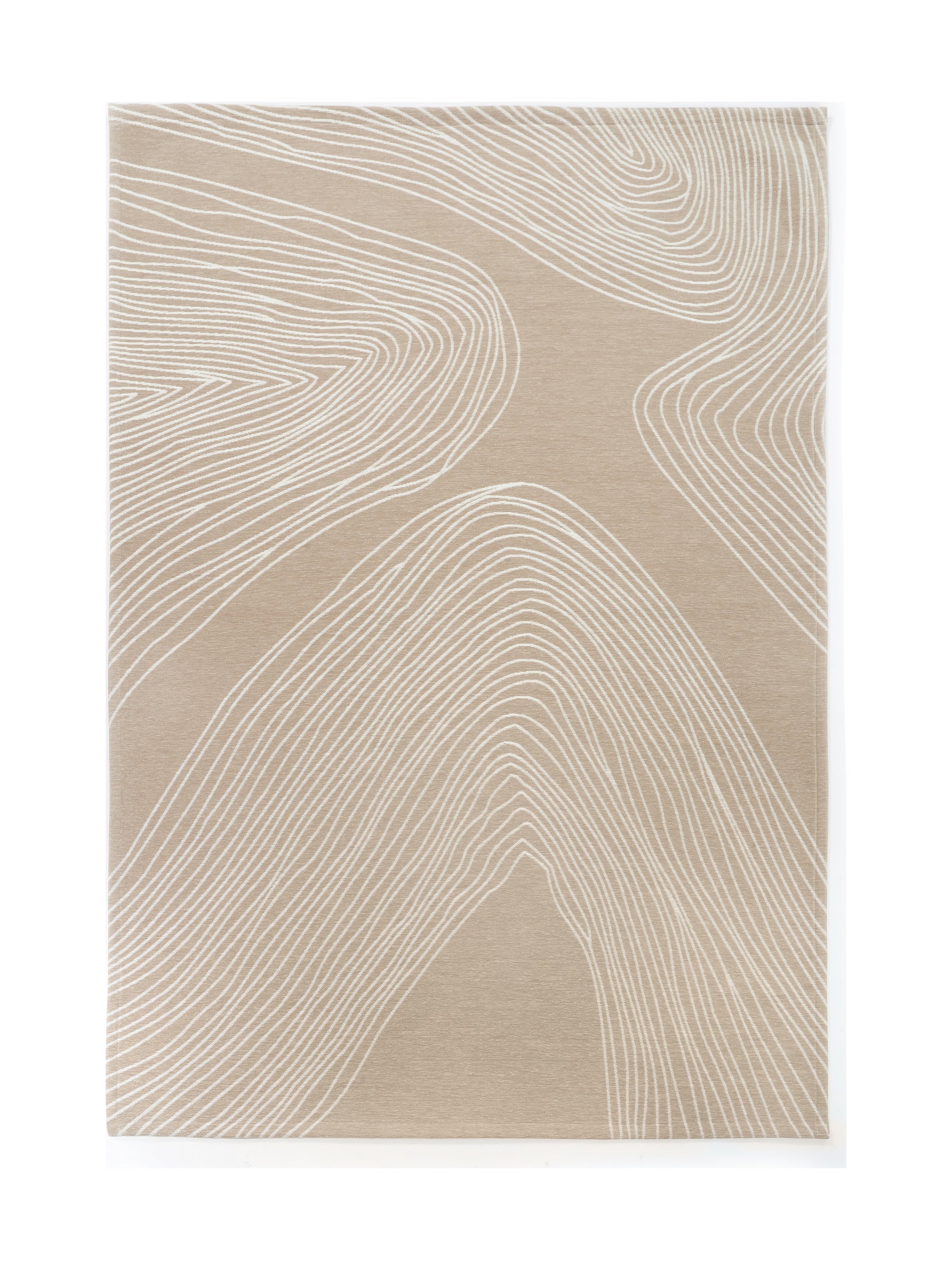 Tapis rectangulaire beige avec motif de lignes blanches ondulées, style abstrait