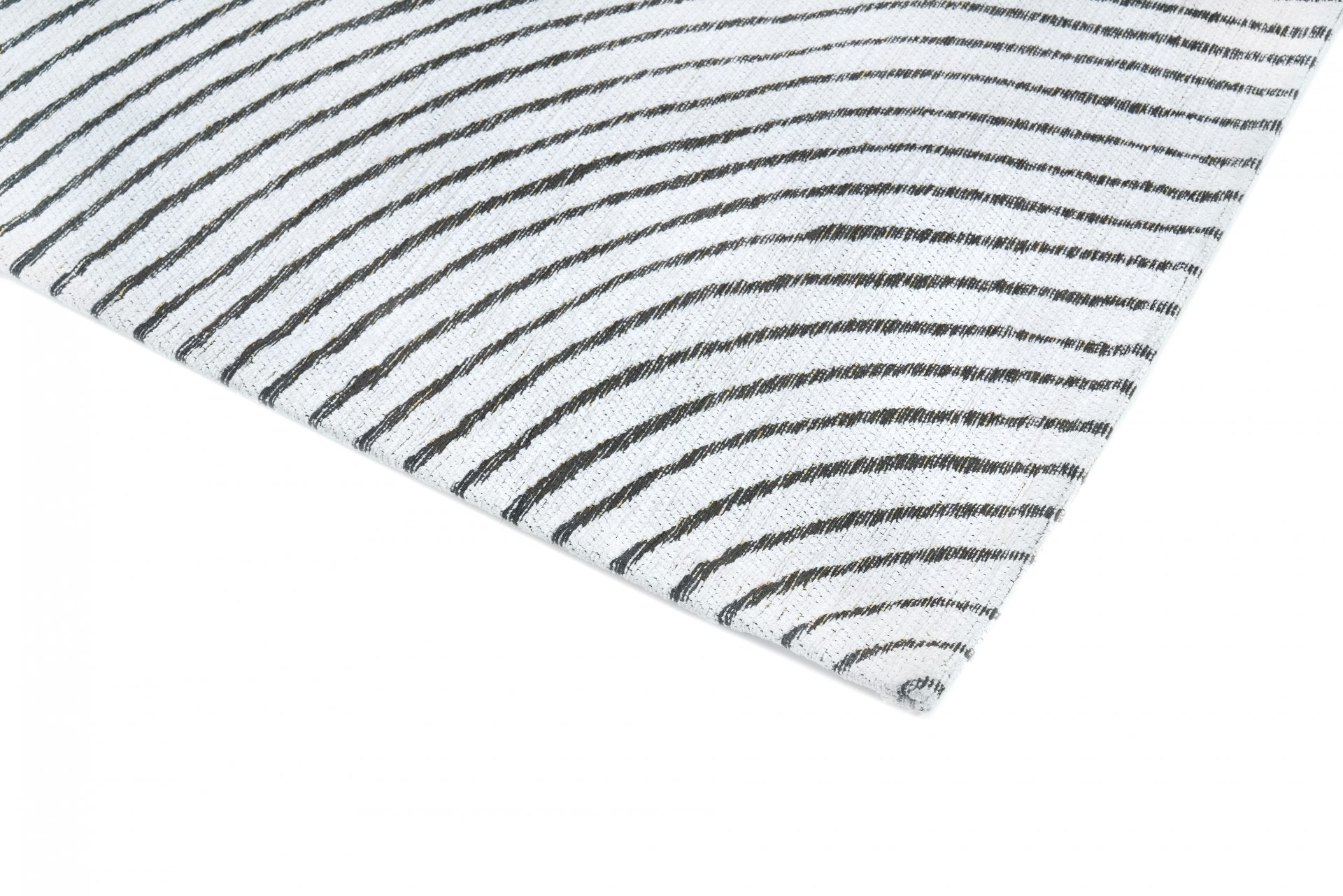 Bordure de tapis rectangulaire. Finition de qualité, rayures noires sur fond blanc. Ambiance épurée