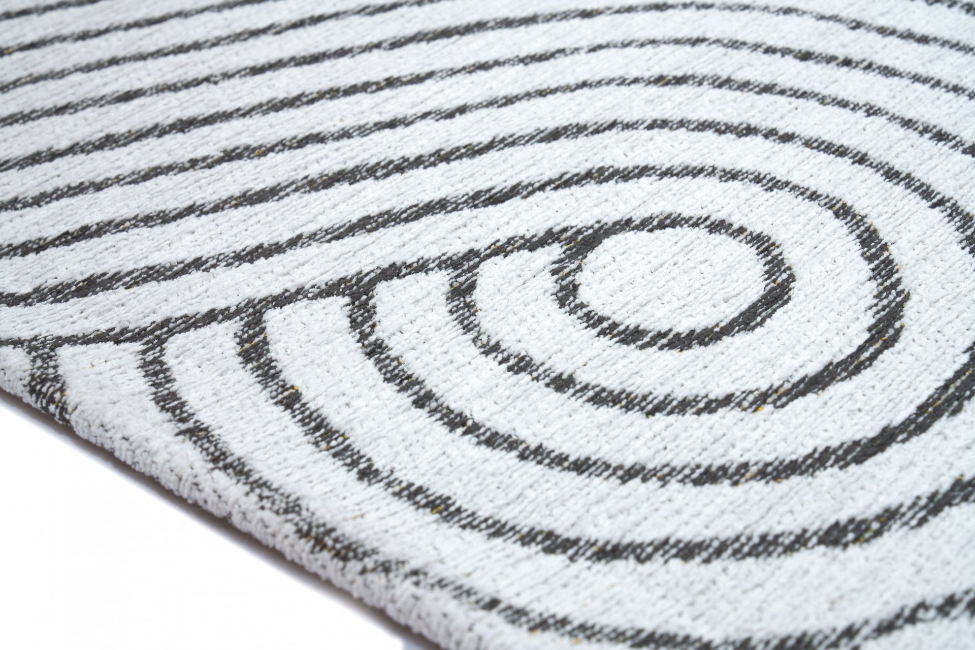 Tapis blanc à motifs noirs. Tissage texturé avec relief. Aspect tactile rugueux