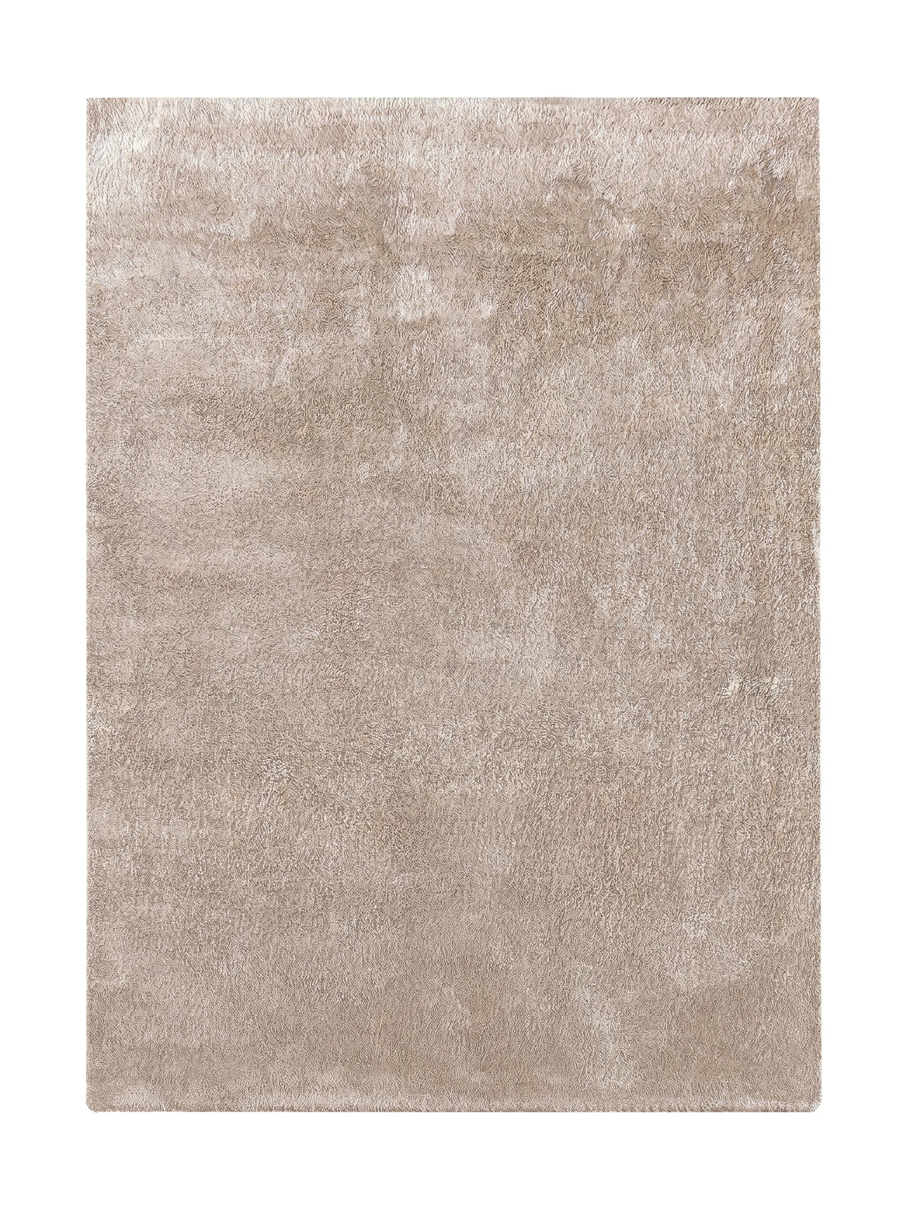 Tapis beige uni à la texture moelleuse et aux poils longs, présenté sur un fond blanc neutre