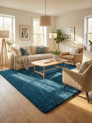 Tapis rectangulaire bleu sarcelle profond et moelleux posé sur un parquet clair dans un salon lumineux