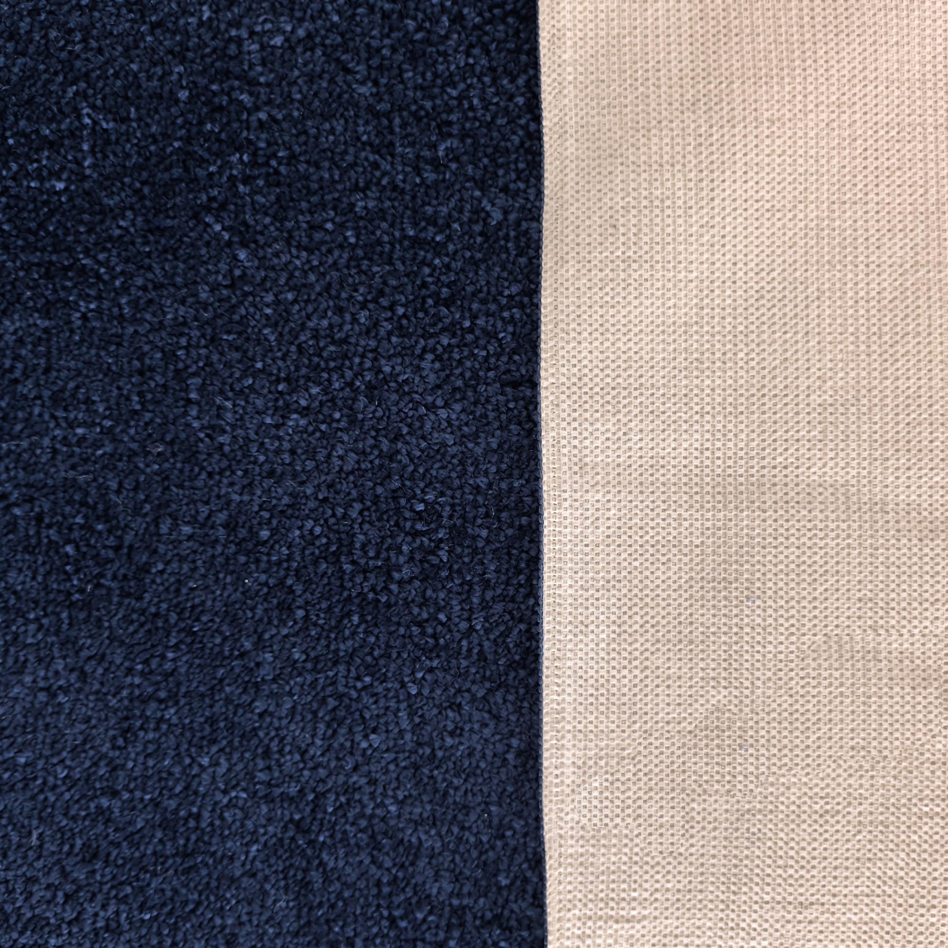 Tapis bicolore présentant une section bleu foncé à la texture douce et une section beige clair finement tissée