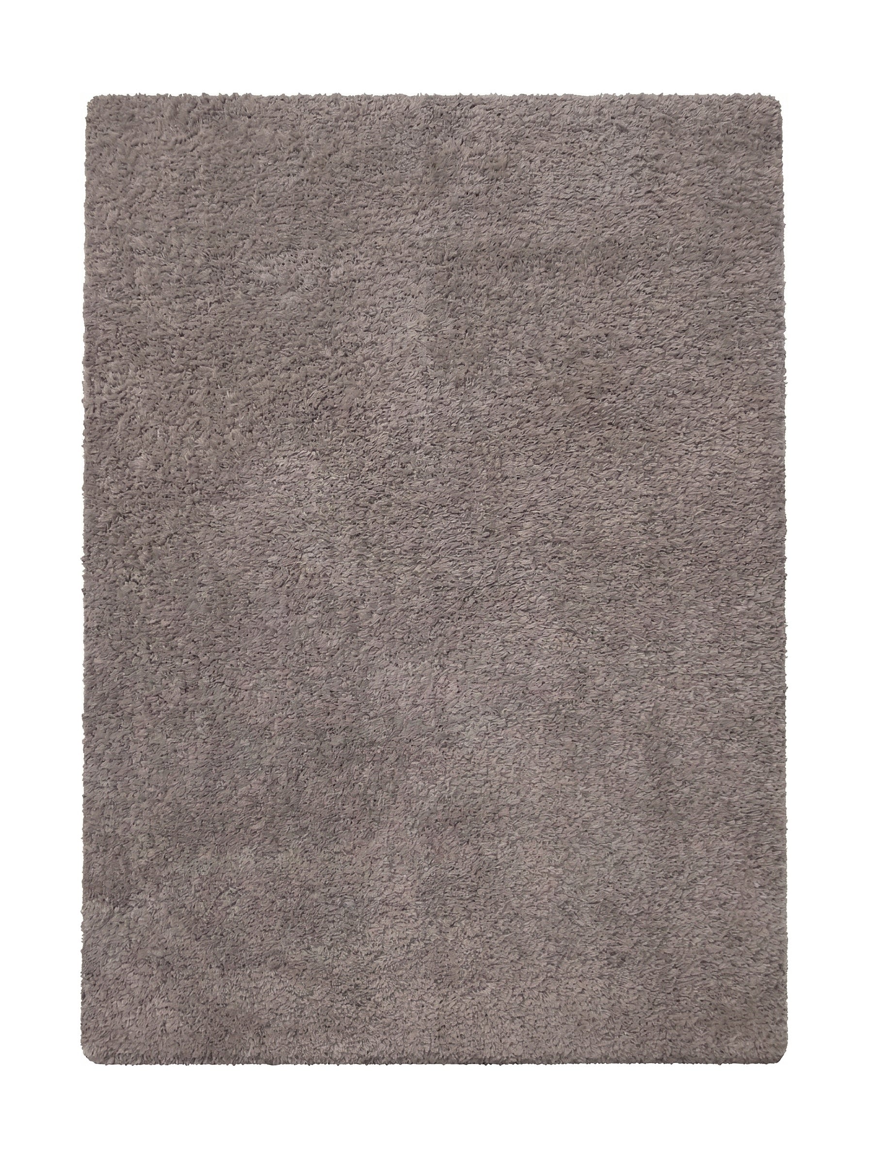 Tapis rectangulaire de couleur taupe à poils longs, dont la texture dense et moelleuse ressemble à de la fourrure