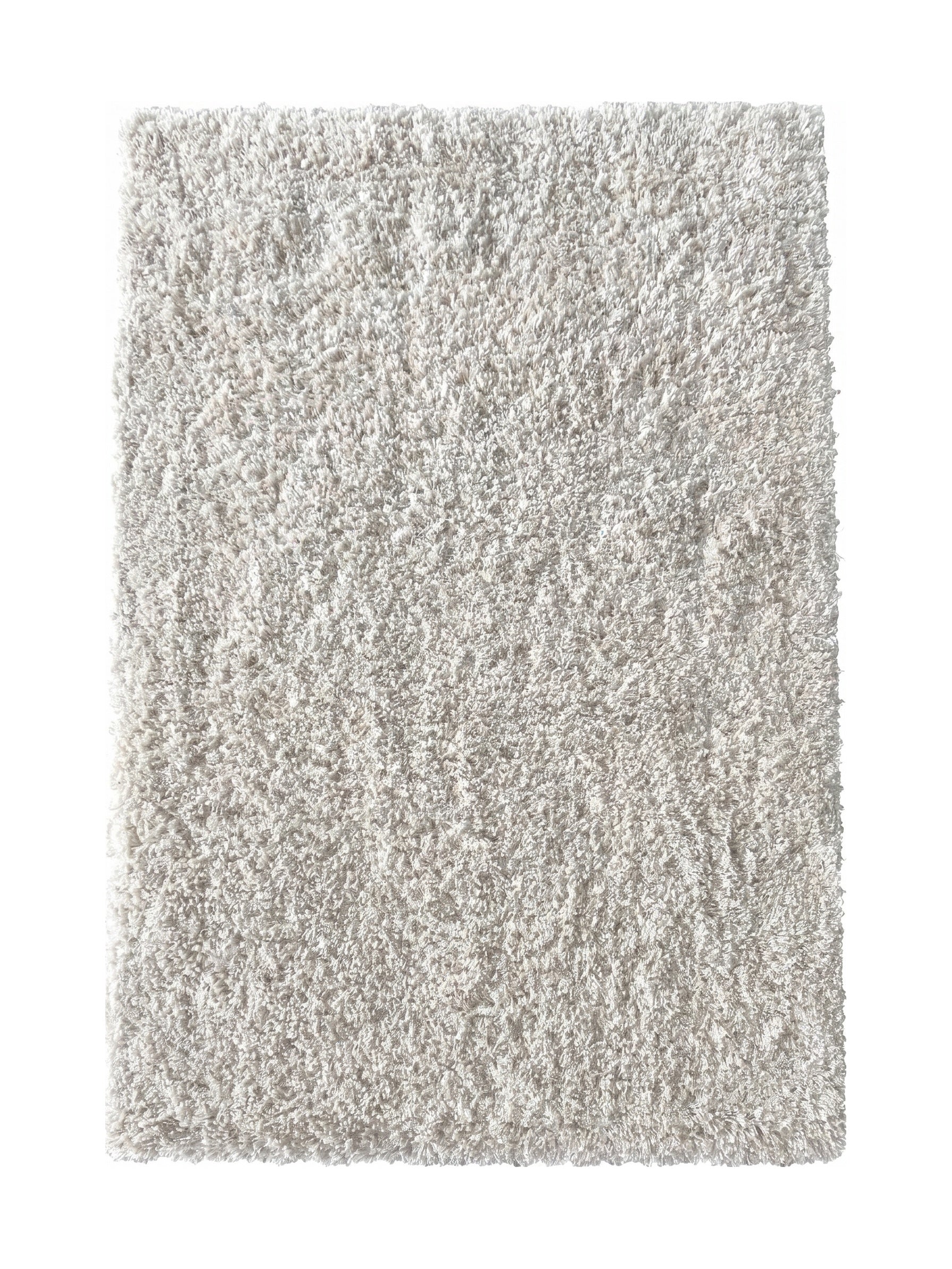 Tapis blanc cassé à poils longs, offrant une texture shaggy douce et un aspect très moelleux