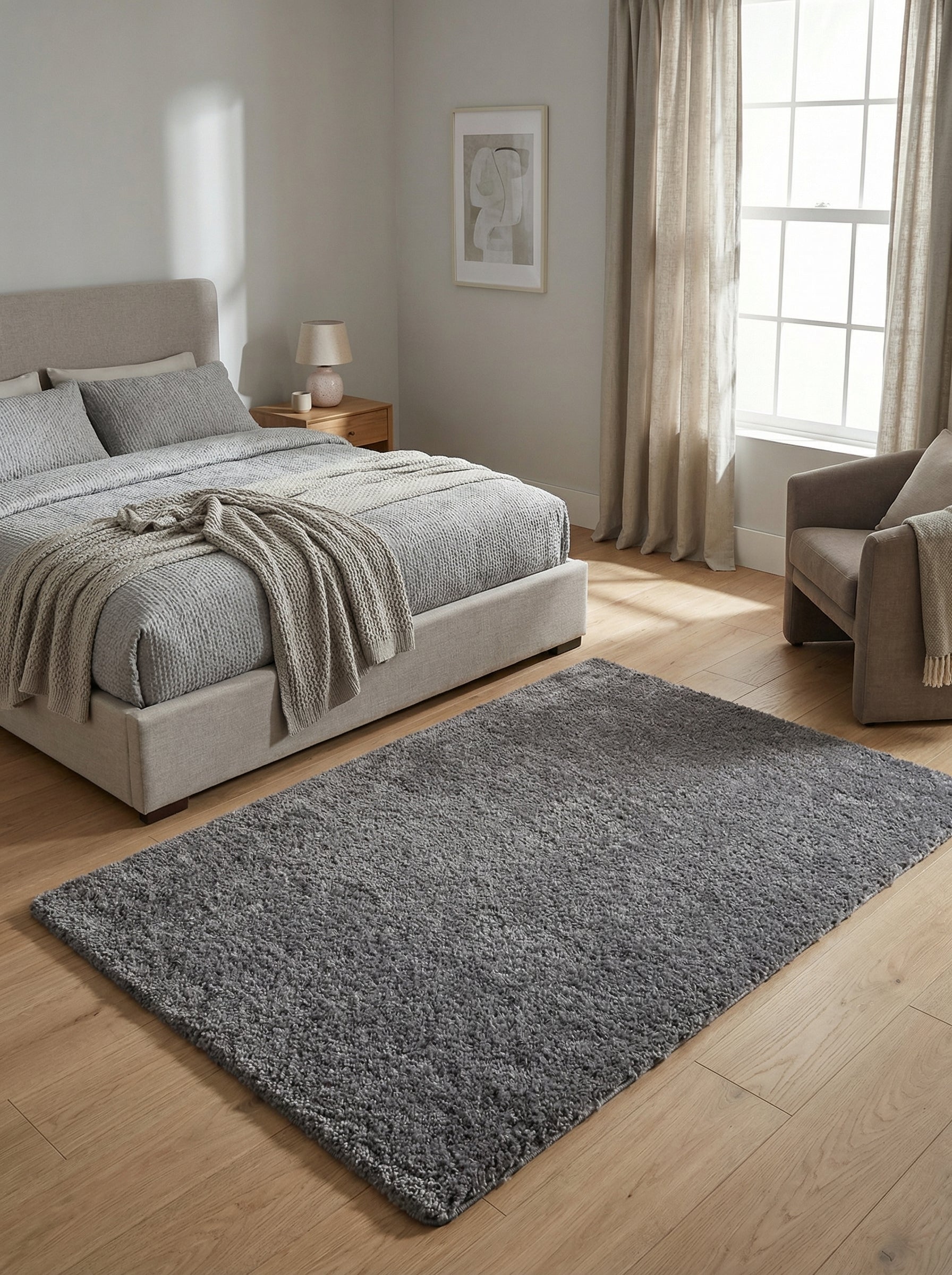 Tapis rectangulaire gris anthracite à poils longs posé sur un parquet en bois clair dans une chambre moderne