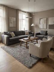 Grand tapis shaggy rectangulaire gris clair aux poils doux et épais, posé sur un parquet dans un salon contemporain