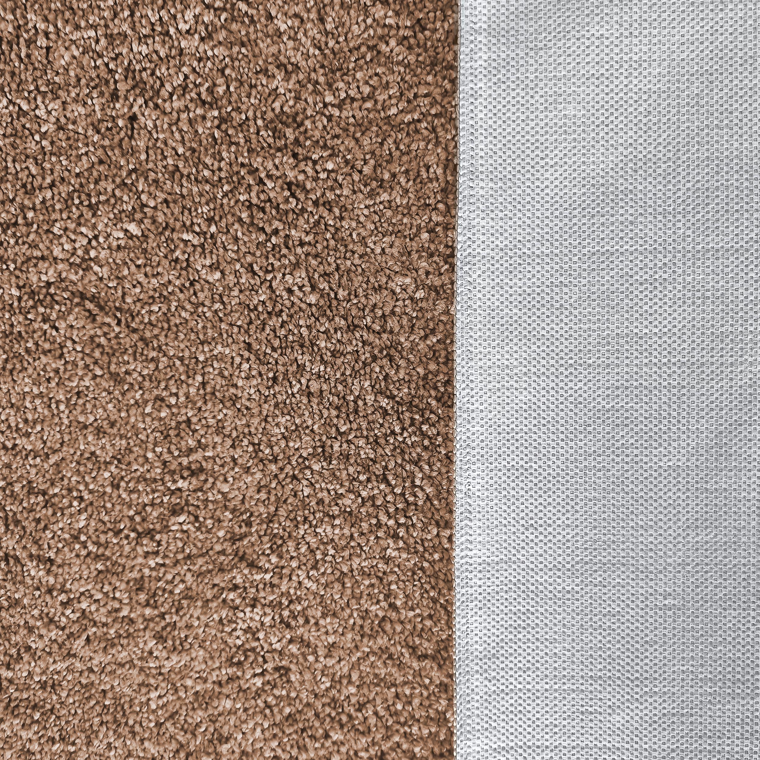 Tapis marron clair à l'aspect fourrure sur la gauche et son envers gris clair texturé de petits carrés sur la droite
