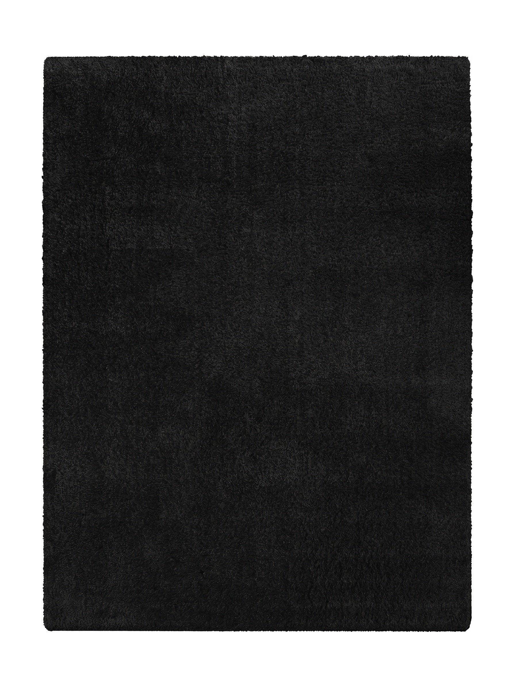 Ce tapis noir rectangulaire présente une texture textile dense à poils longs, douce et moelleuse