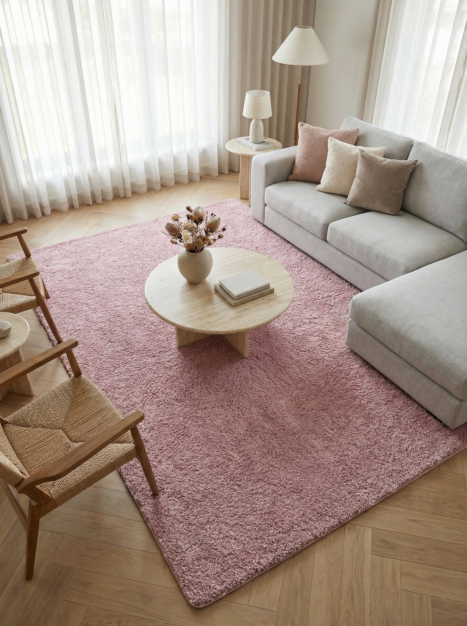 Tapis rose poudré rectangulaire à texture shaggy et épaisse, apportant chaleur à un salon moderne et lumineux