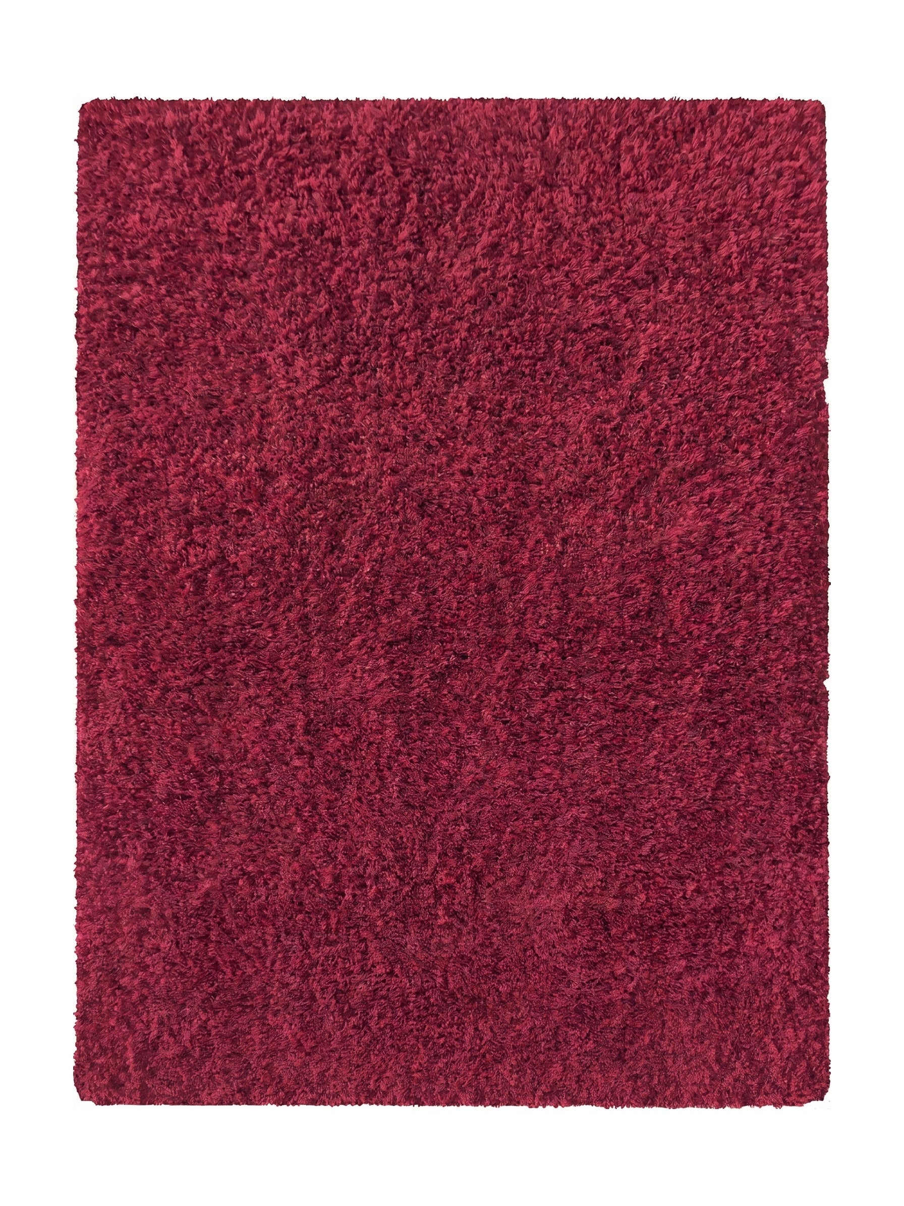 Tapis rectangulaire rouge bordeaux à la texture dense et moelleuse à poils longs, présenté sur fond blanc