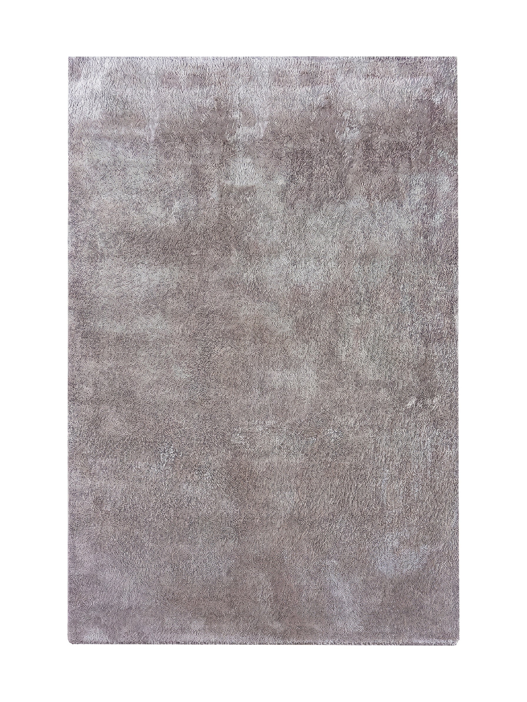 Tapis rectangulaire aux longs poils doux, mêlant des tons de beige, de marron clair et de gris
