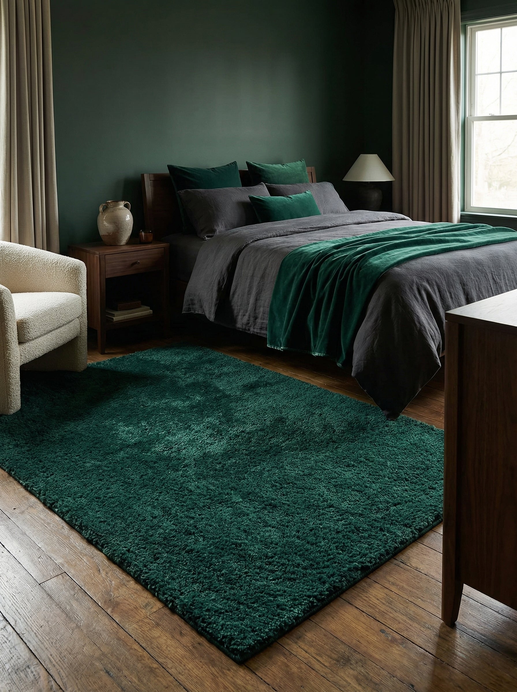 Tapis rectangulaire vert émeraude à poils longs posé sur un plancher en bois dans une chambre