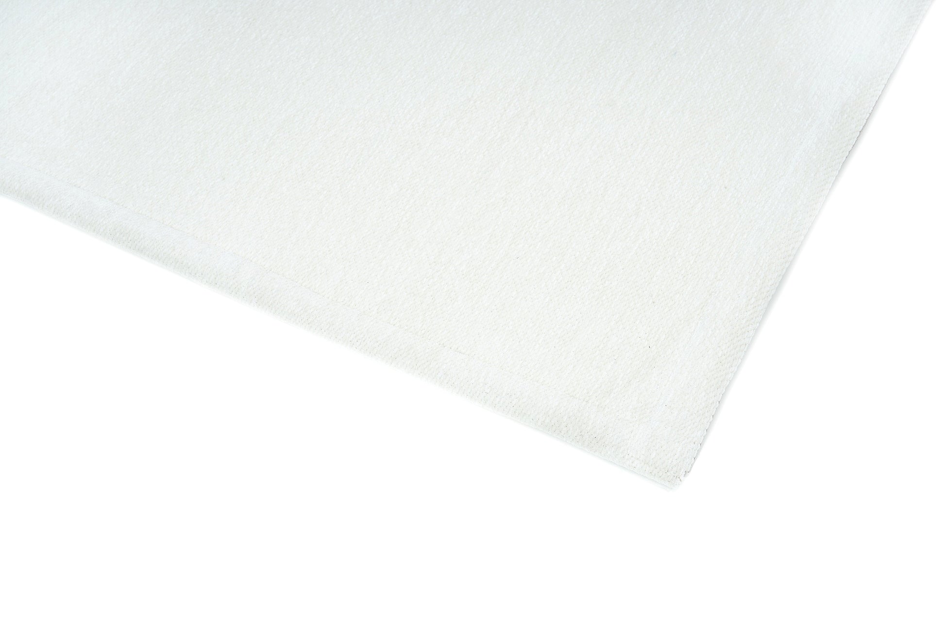 Bordure de tapis blanche, finition cousue. Tissu rectangulaire, ambiance neutre, aspect propre et simple
