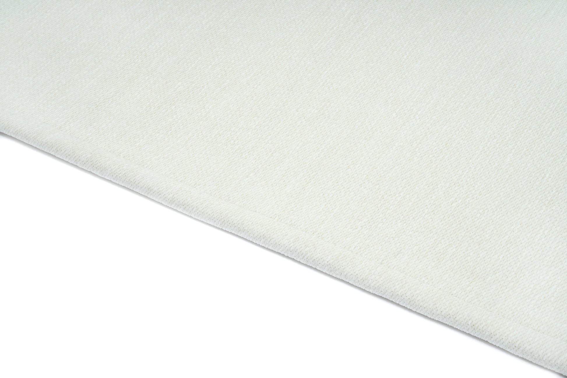Tapis blanc, tissage texturé, relief subtil, aspect tactile doux. Ambiance sobre et épurée
