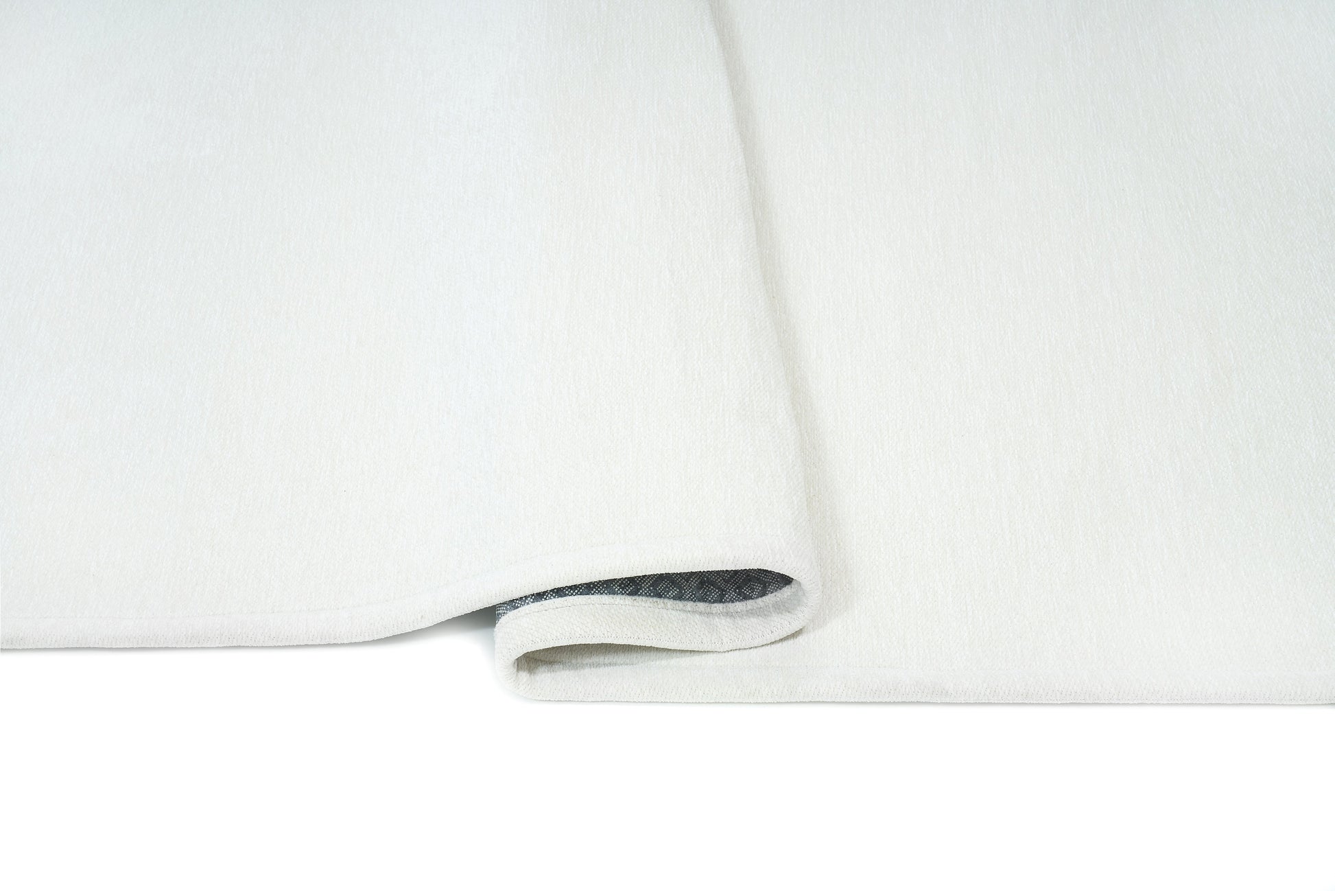 Tapis blanc, densité moyenne, moelleux. Confort apparent, ambiance zen. Forme rectangulaire