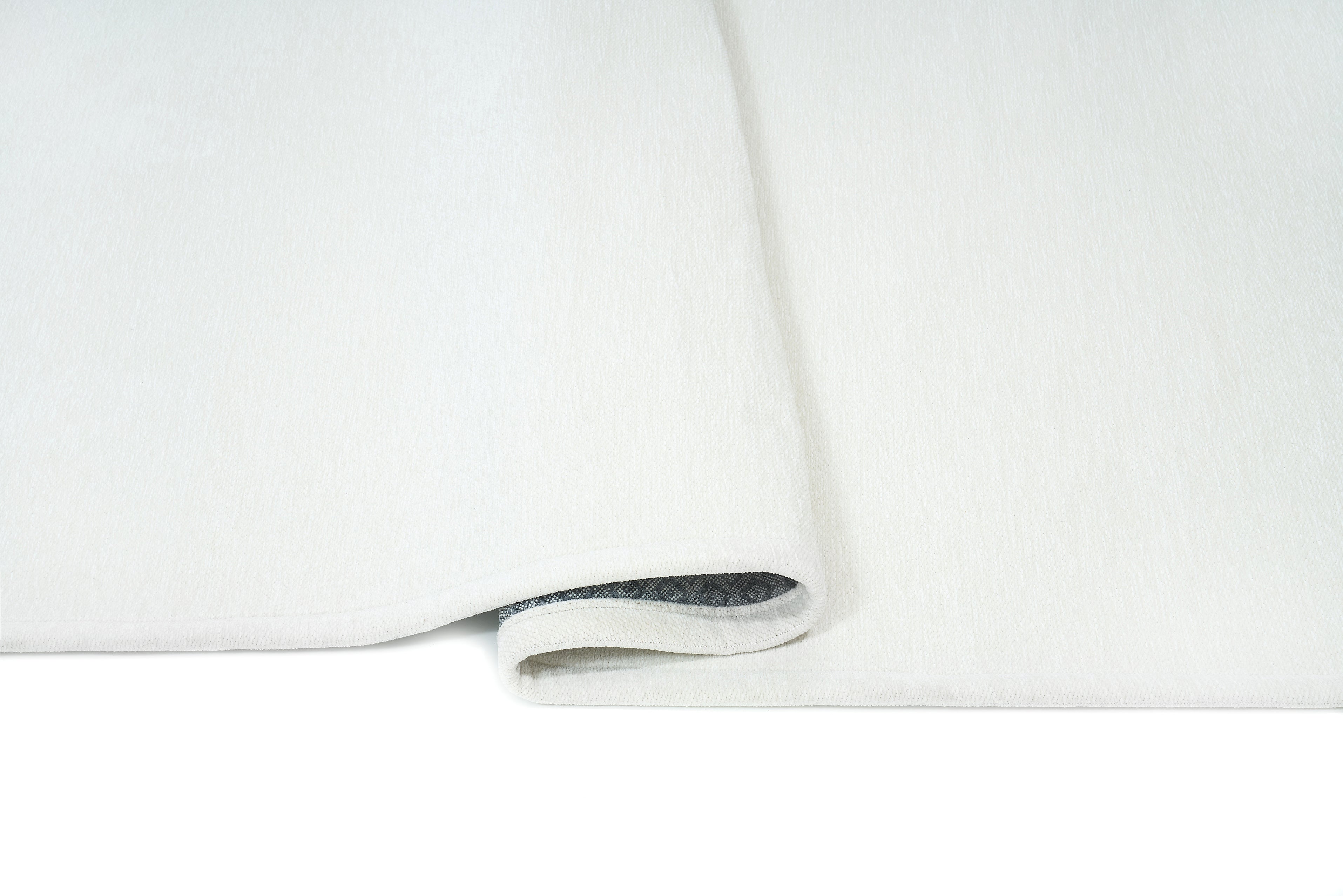 Tapis blanc, densité moyenne, moelleux. Confort apparent, ambiance zen. Forme rectangulaire