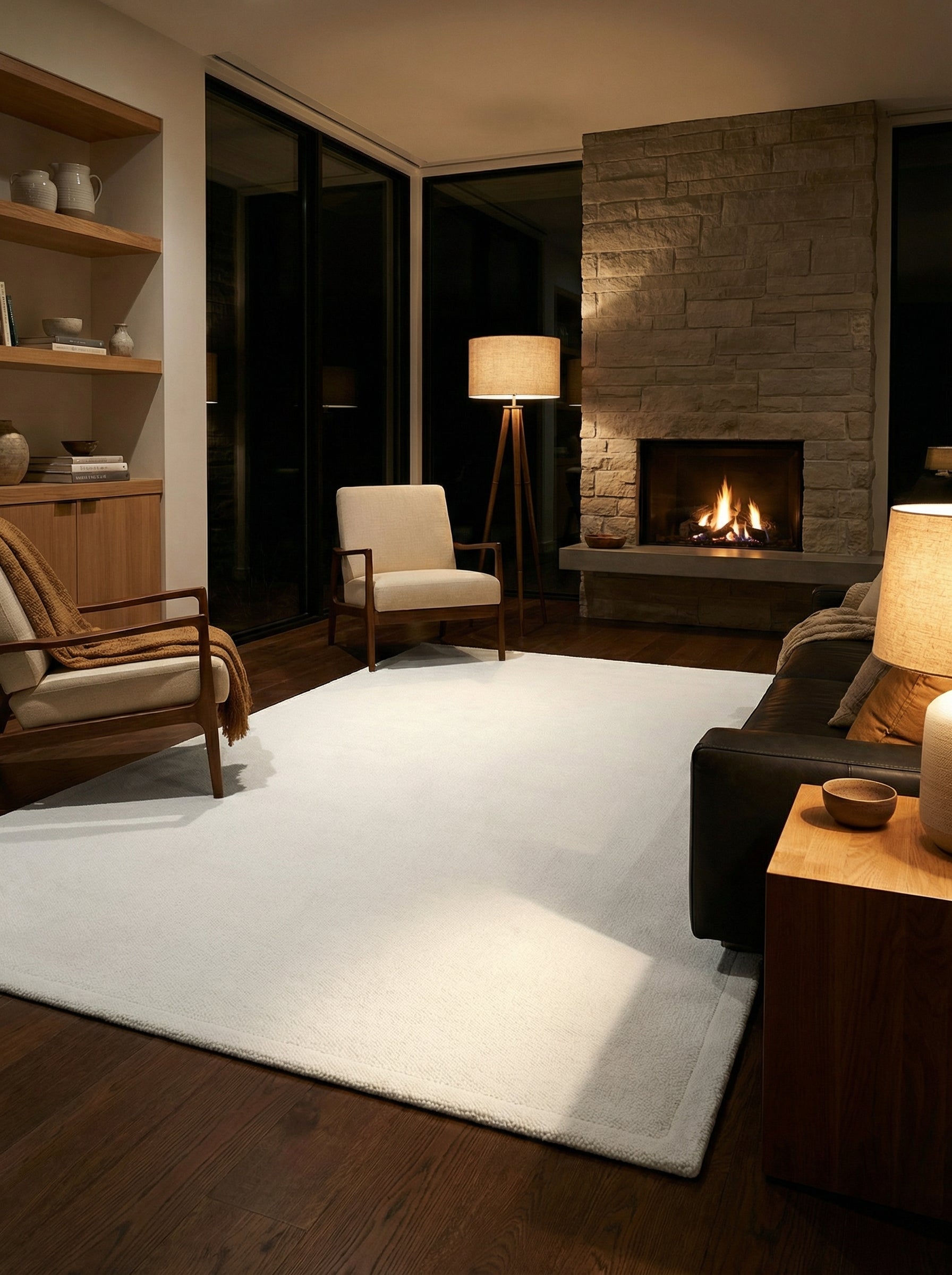 Tapis blanc rectangulaire. Éclairage doux, ambiance chaleureuse dans une pièce sombre