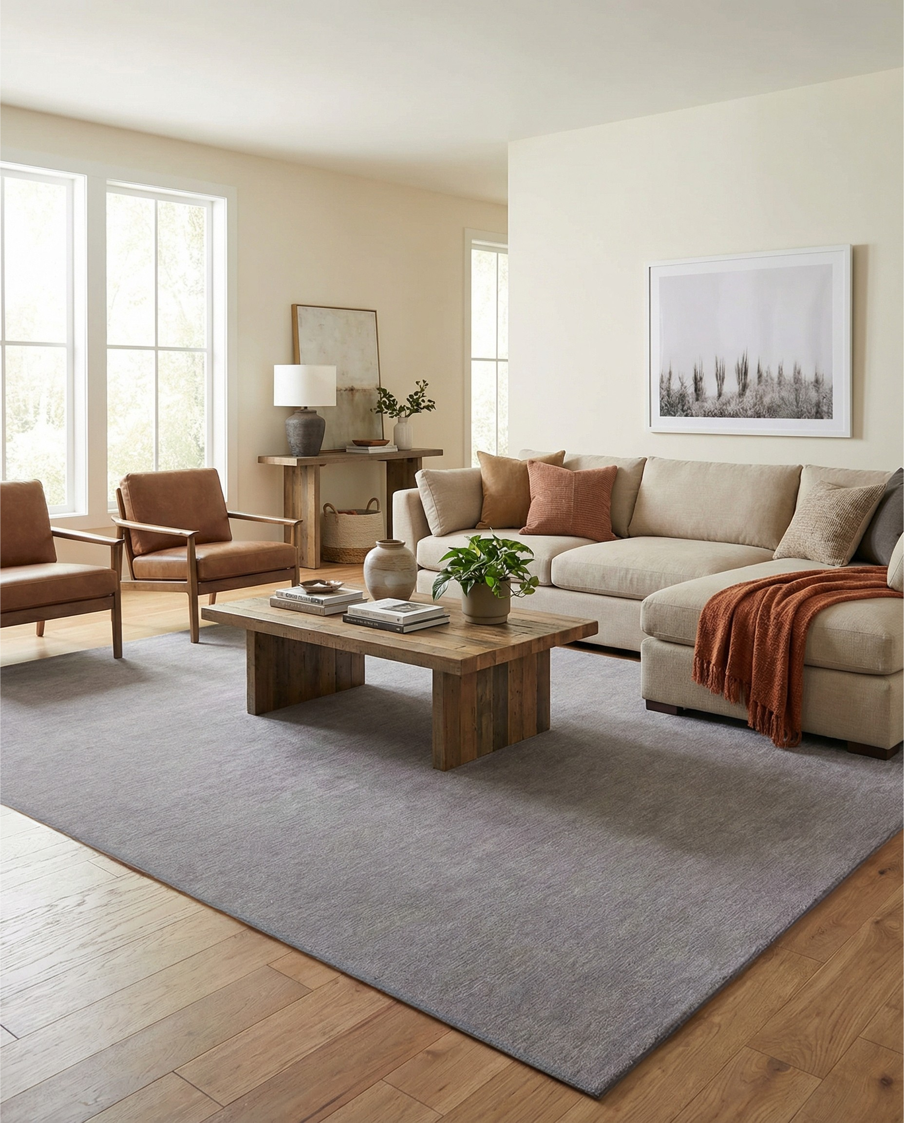 Tapis gris rectangulaire. Il adoucit la pièce, créant une ambiance chaleureuse. Le bois clair contraste joliment