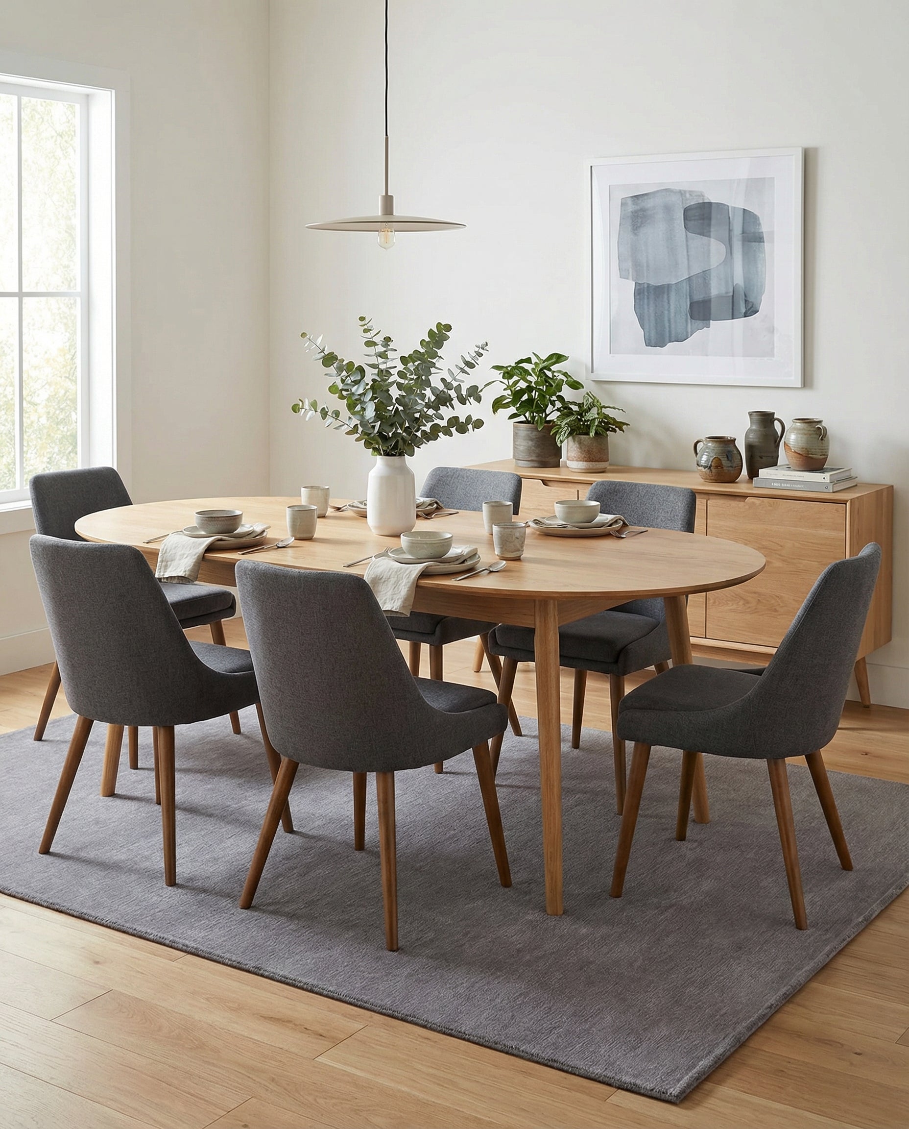 Tapis gris rectangulaire pour définir l'espace repas. Ambiance conviviale, couleur neutre