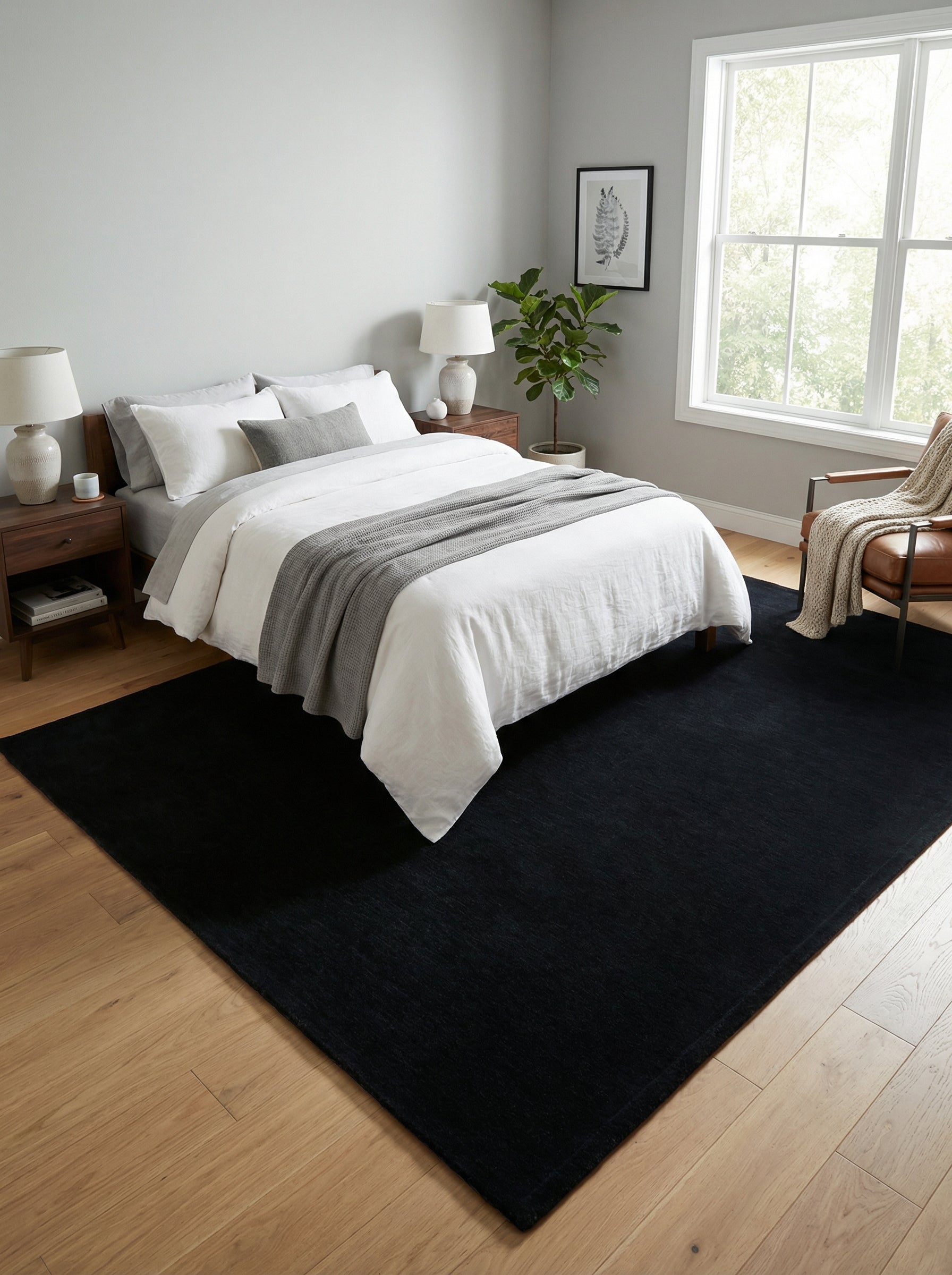 Tapis noir rectangulaire dans une chambre, ajoutant douceur et confort. Crée une ambiance reposante avec le bois clair