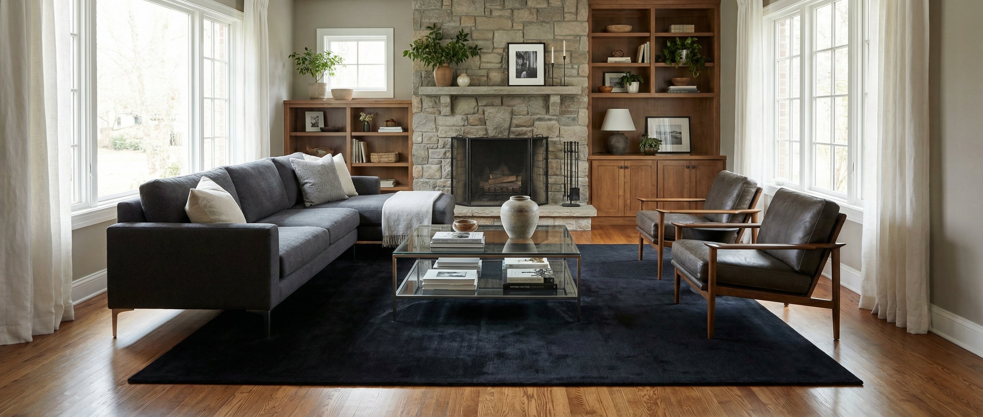 Le tapis noir transforme la pièce, créant une harmonie avec le mobilier et l'ambiance