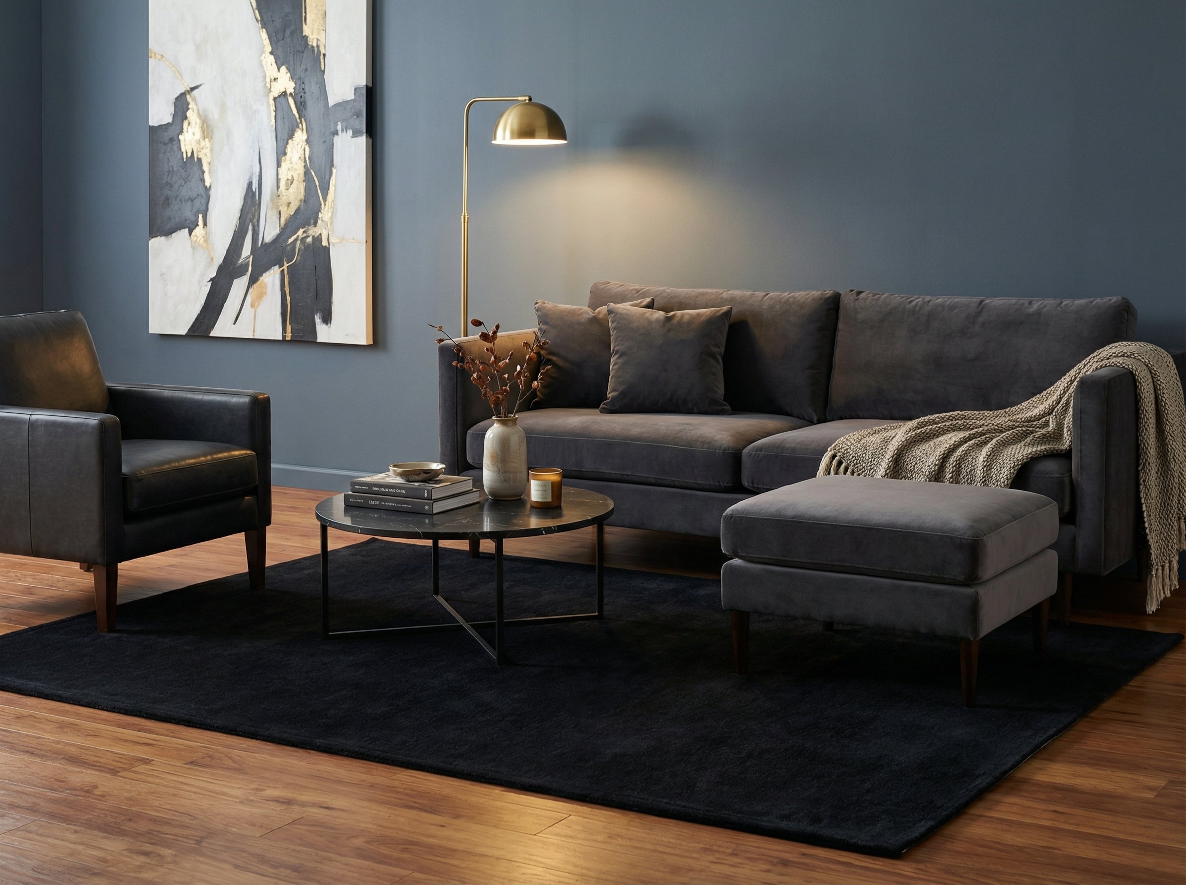 Tapis rectangulaire noir dans un salon. Style déco moderne, ambiance chaleureuse et élégante