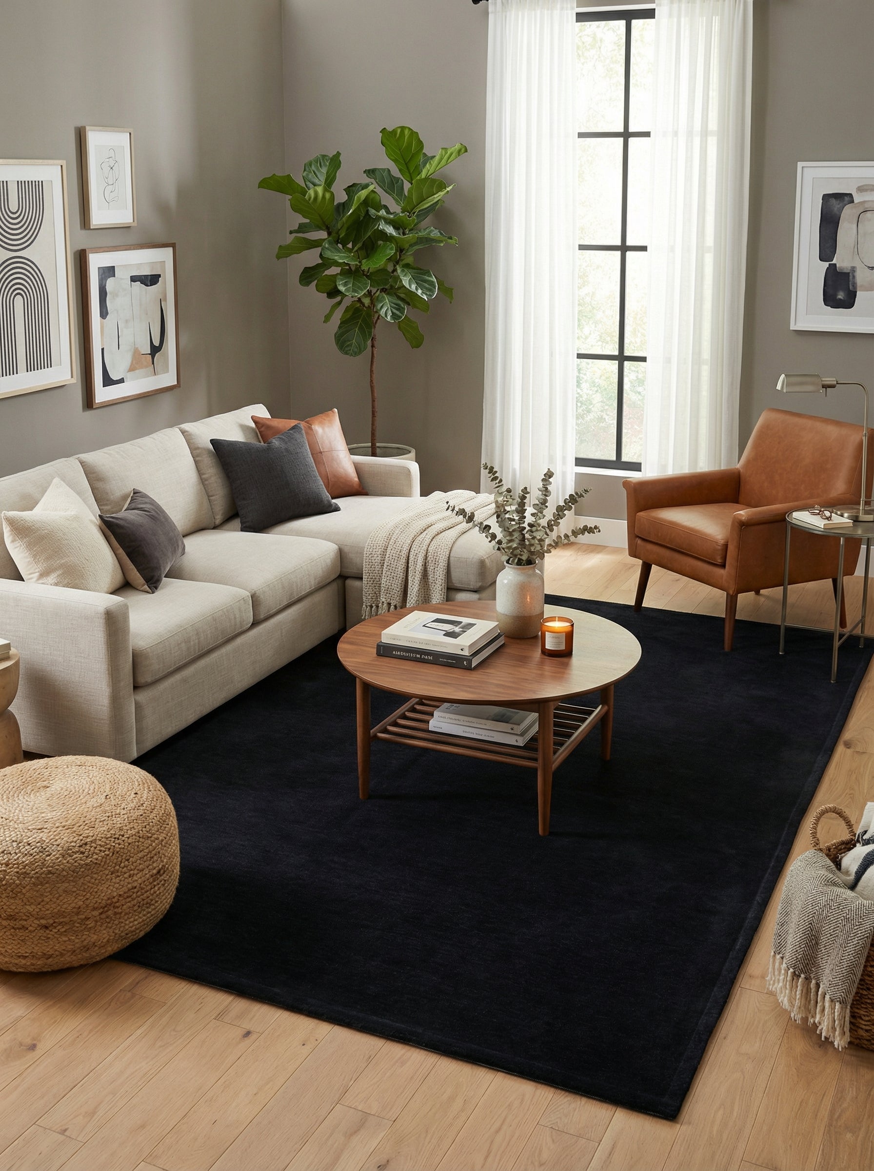 Tapis noir rectangulaire, ambiance chaleureuse. S'harmonise avec les couleurs neutres du salon