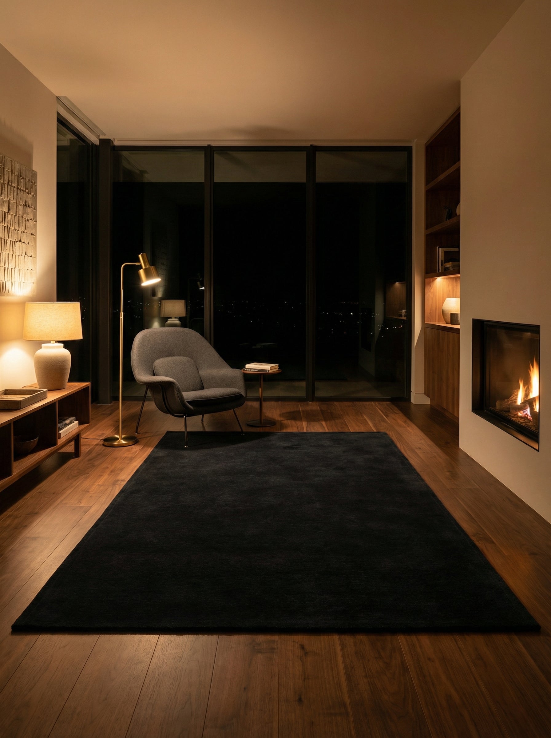 Tapis noir rectangulaire dans une pièce tamisée, éclairage doux. Atmosphère chaleureuse