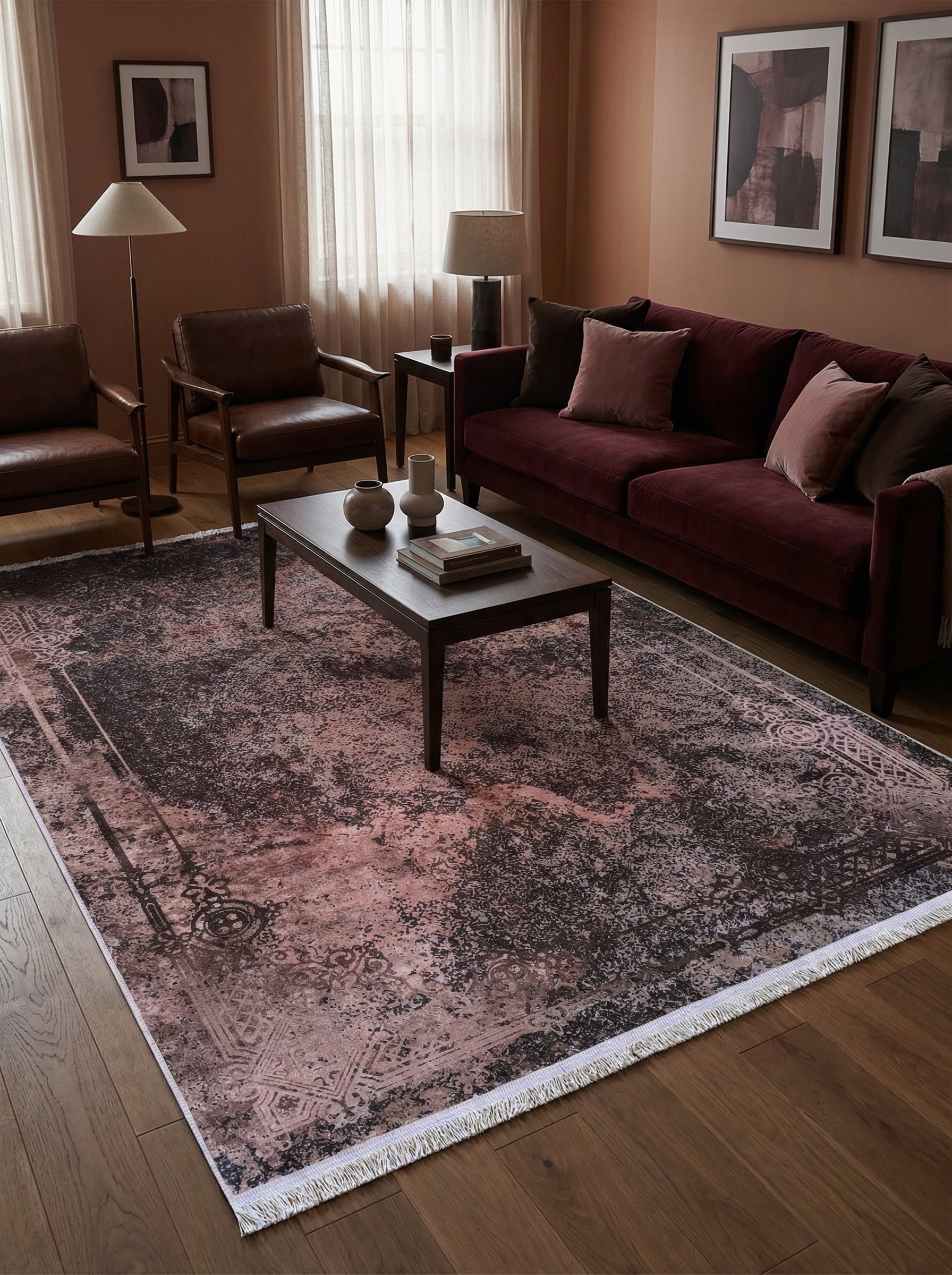 Tapis rectangulaire à motifs abstraits et géométriques délavés marron foncé et rose poudré, dans un salon moderne