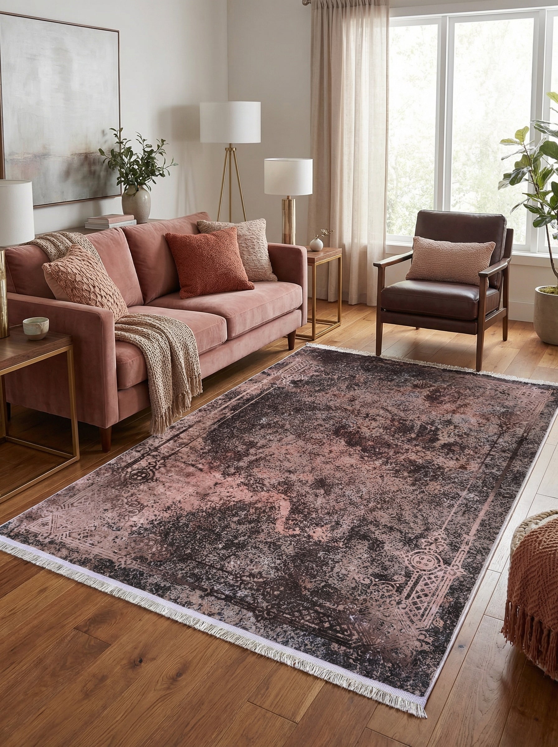 Tapis rectangulaire aux motifs délavés mêlant brun sombre, rose ancien et touches crème, avec franges, dans un salon élégant