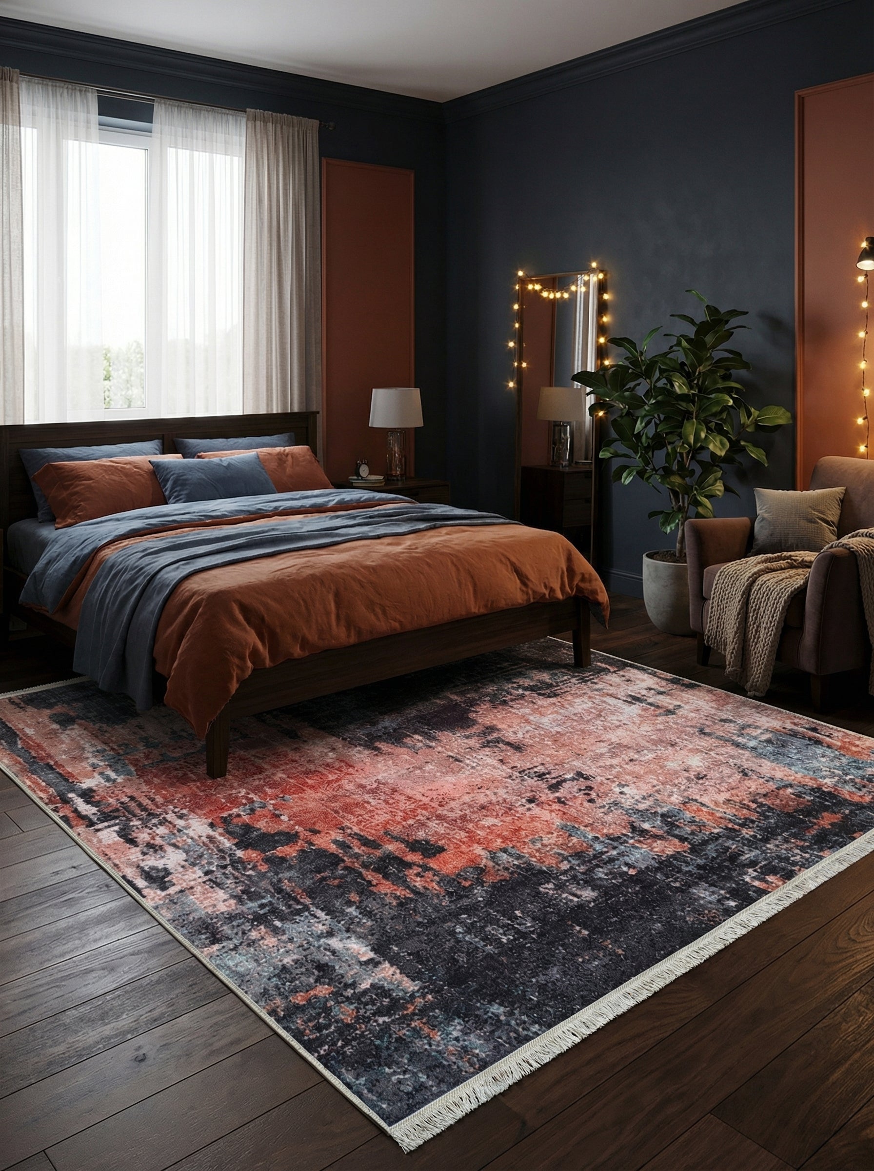 Tapis rectangulaire abstrait aux motifs rouille, noir, gris et bleu gris, avec franges, au sol d'une chambre à coucher décorée