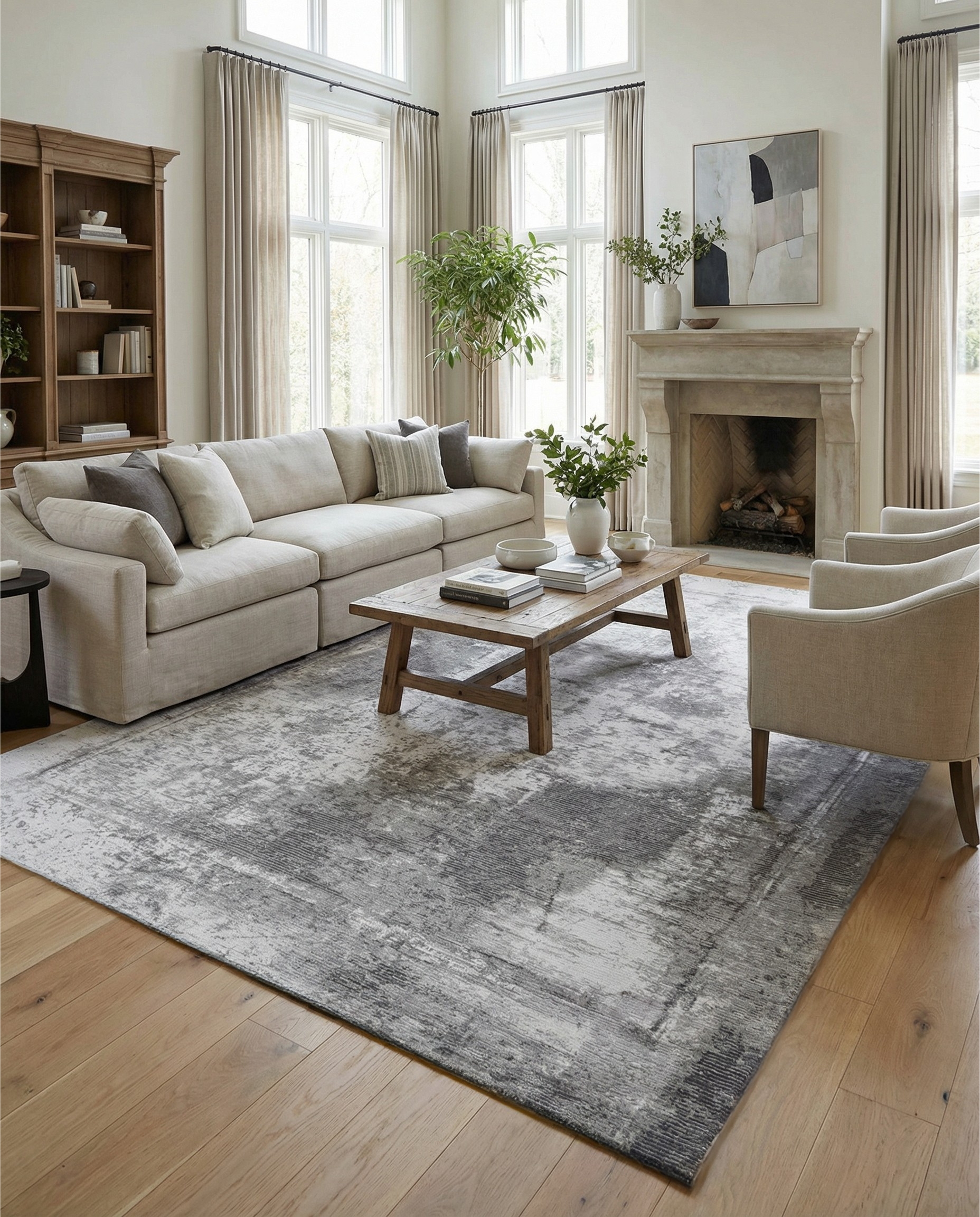 Tapis rectangulaire gris anthracite. Il structure la pièce et adoucit l'ambiance, créant un espace chaleureux