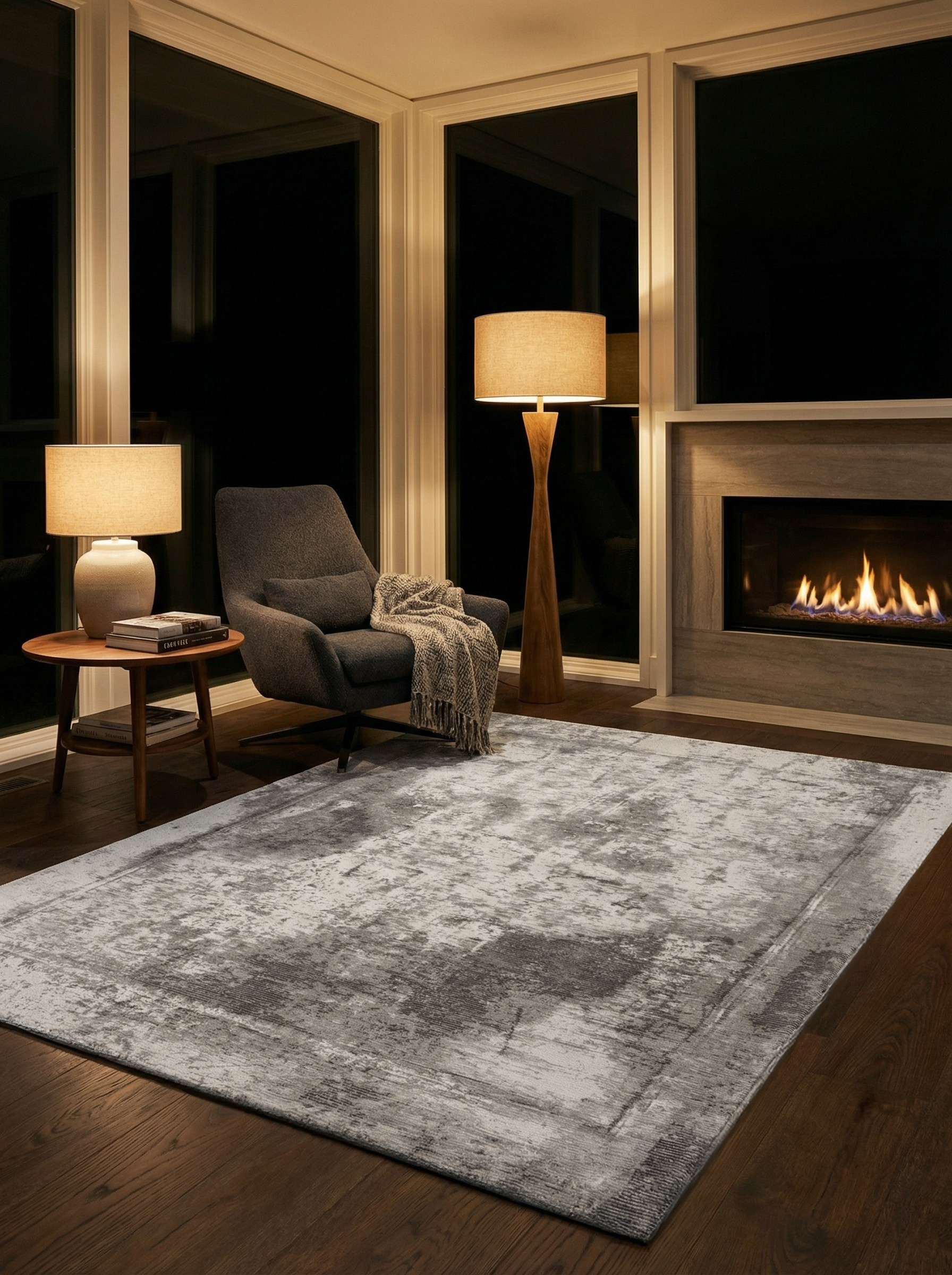 Tapis rectangulaire anthracite, éclairage doux. Ambiance tamisée dans la pièce