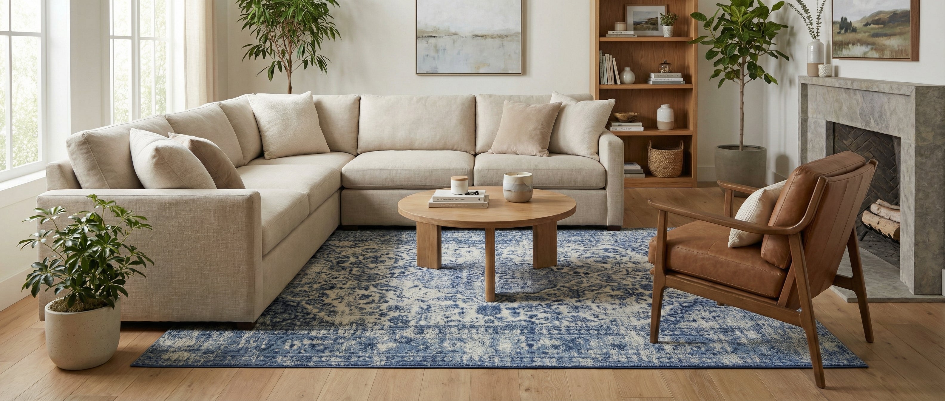 Tapis bleu rectangulaire transforme la pièce, créant une harmonie avec le mobilier clair, ambiance chaleureuse