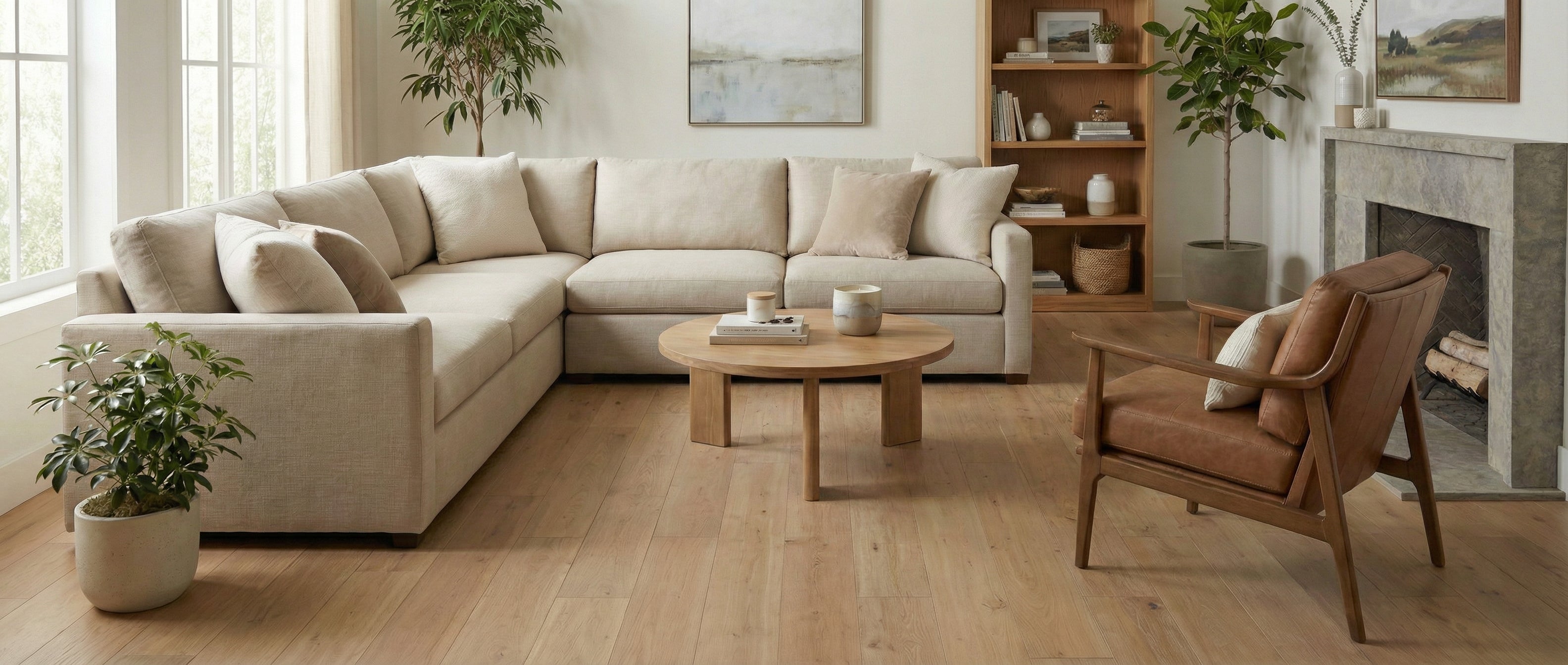 Pièce lumineuse, parquet clair, canapé beige, fauteuil cuir marron. Espace vide pour un tapis rectangulaire, ambiance neutre