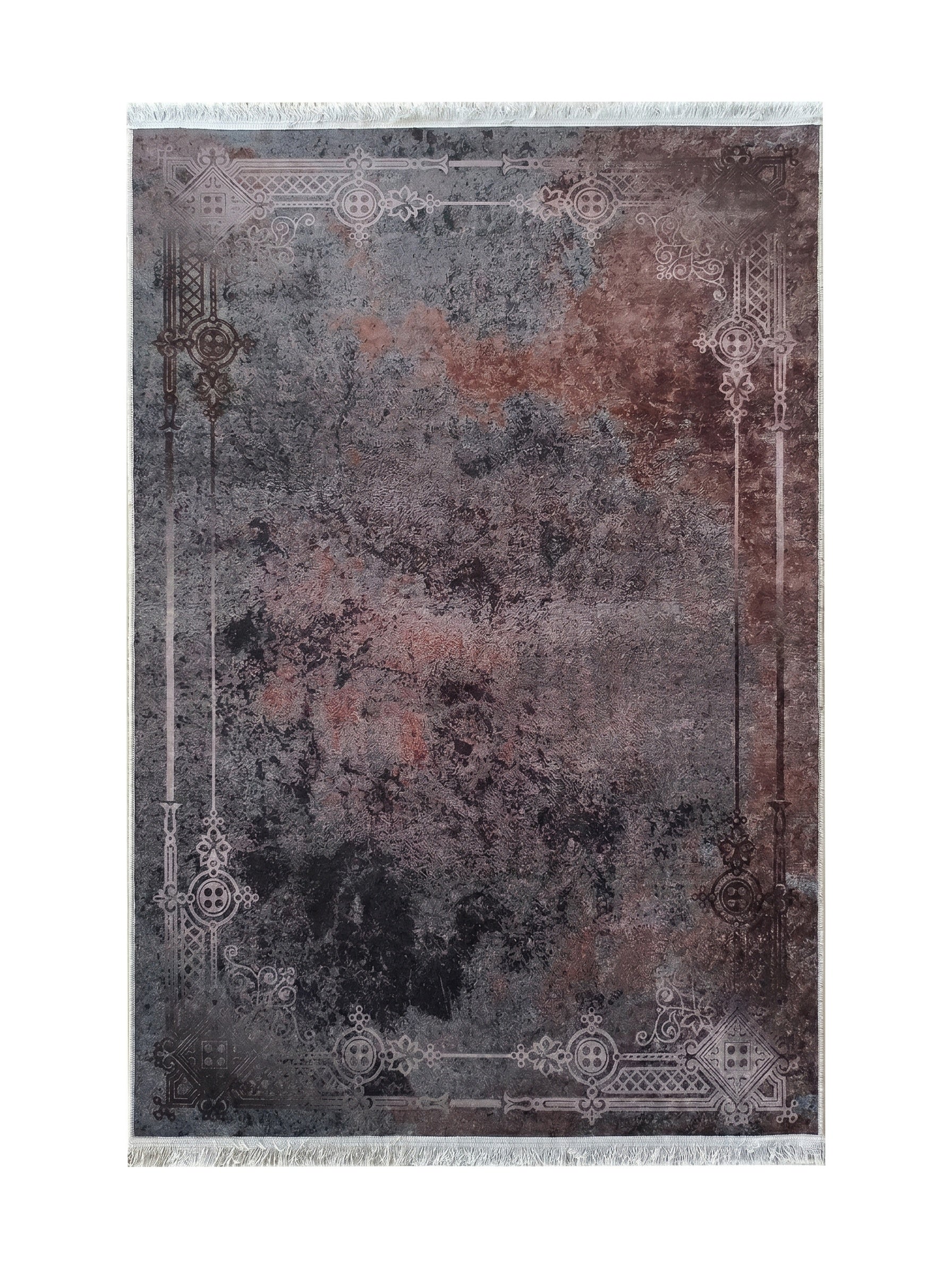 Tapis foncé à texture nuancée de gris, noir et rouille, agrémenté d'une bordure ornementale claire et de franges