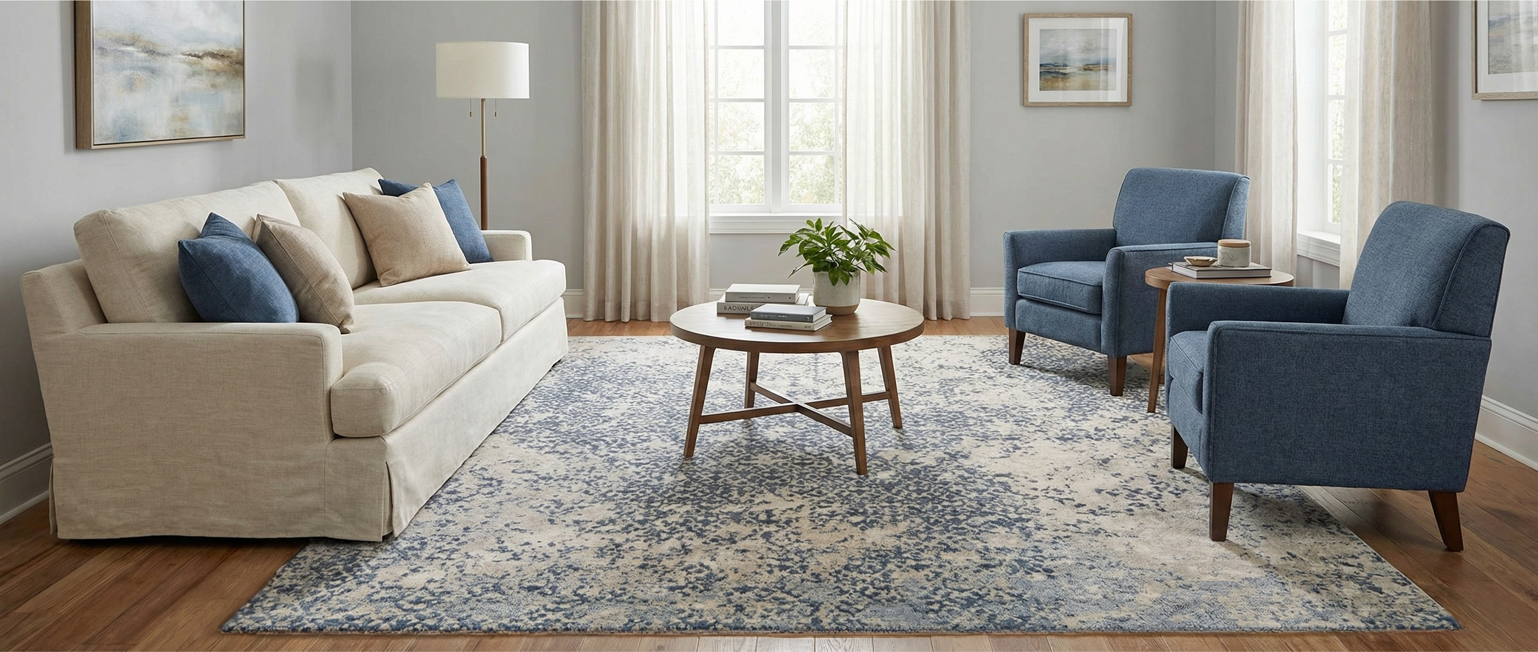 Le tapis bleu rectangulaire transforme la pièce. Harmonie créée par les couleurs et l'ambiance