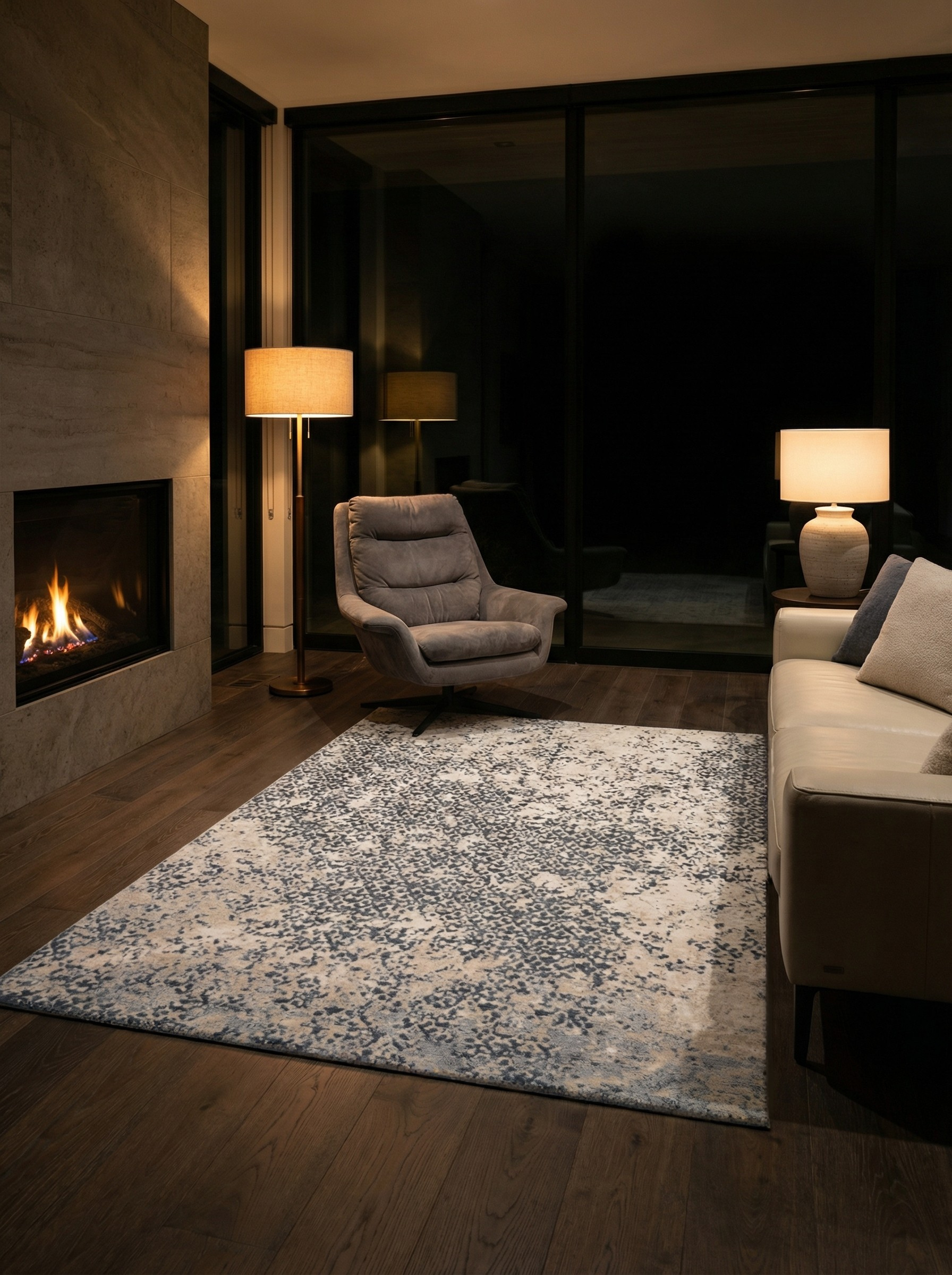 Tapis rectangulaire bleu et beige, éclairage doux, ambiance tamisée dans une pièce sombre