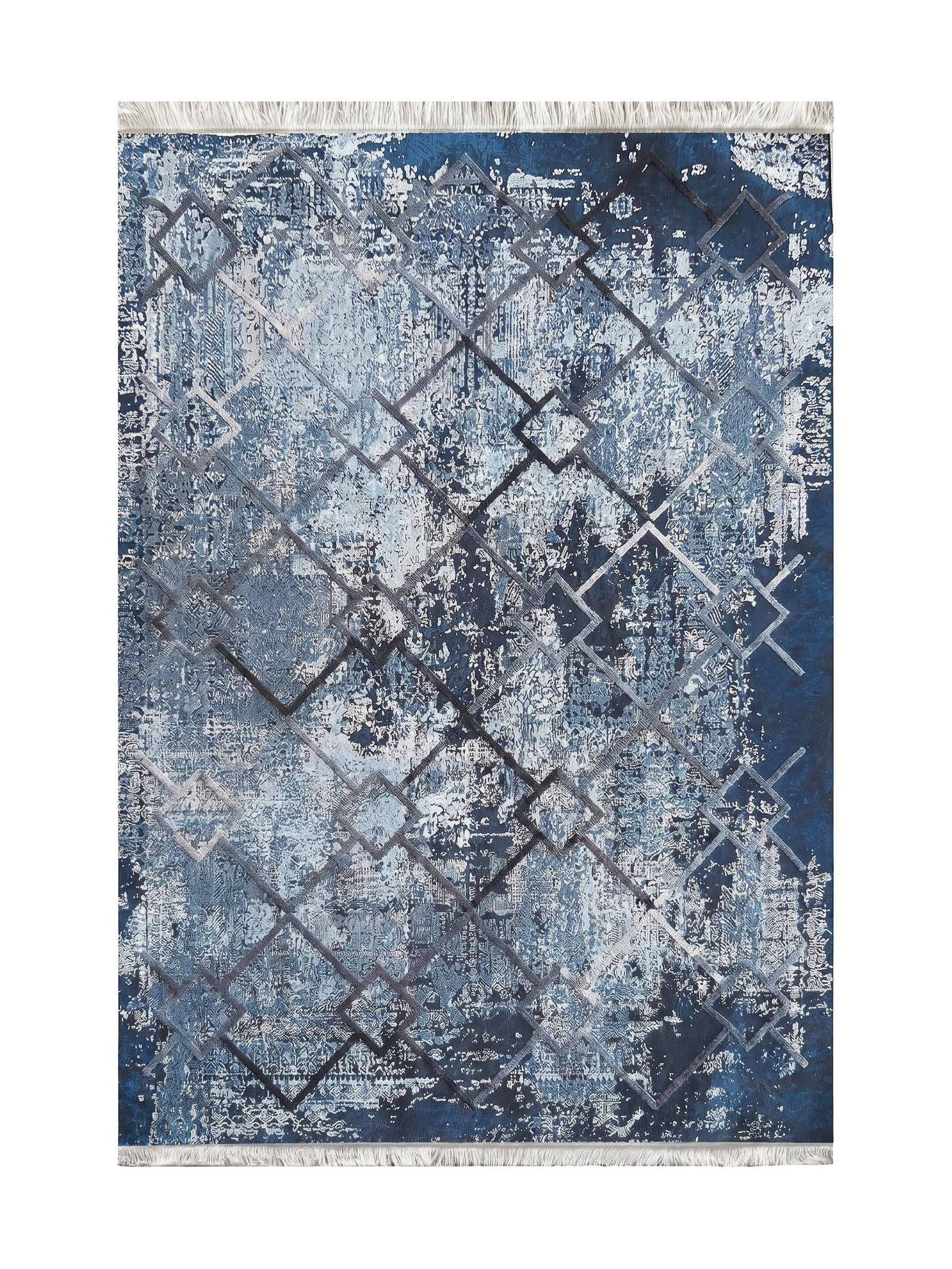 Tapis textile bleu et blanc à motifs abstraits et délavés, avec un réseau de losanges géométriques en relief et des franges claires