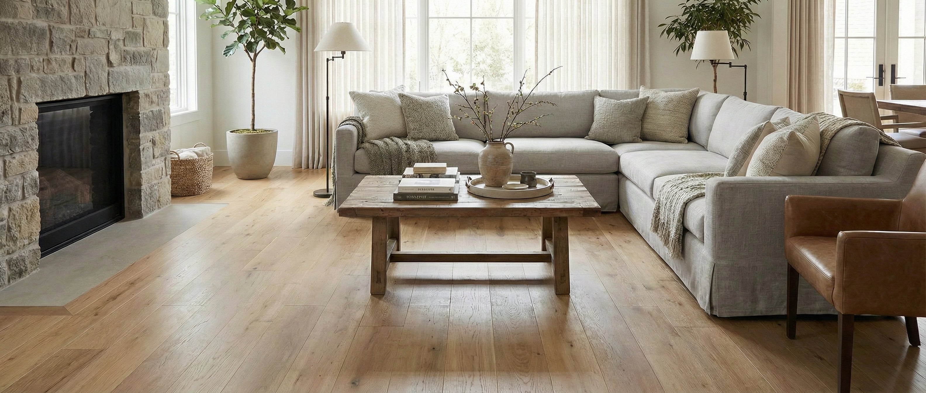 Pièce lumineuse, parquet clair, canapé gris. Espace vide pour tapis rectangulaire. Ambiance chaleureuse, potentiel déco