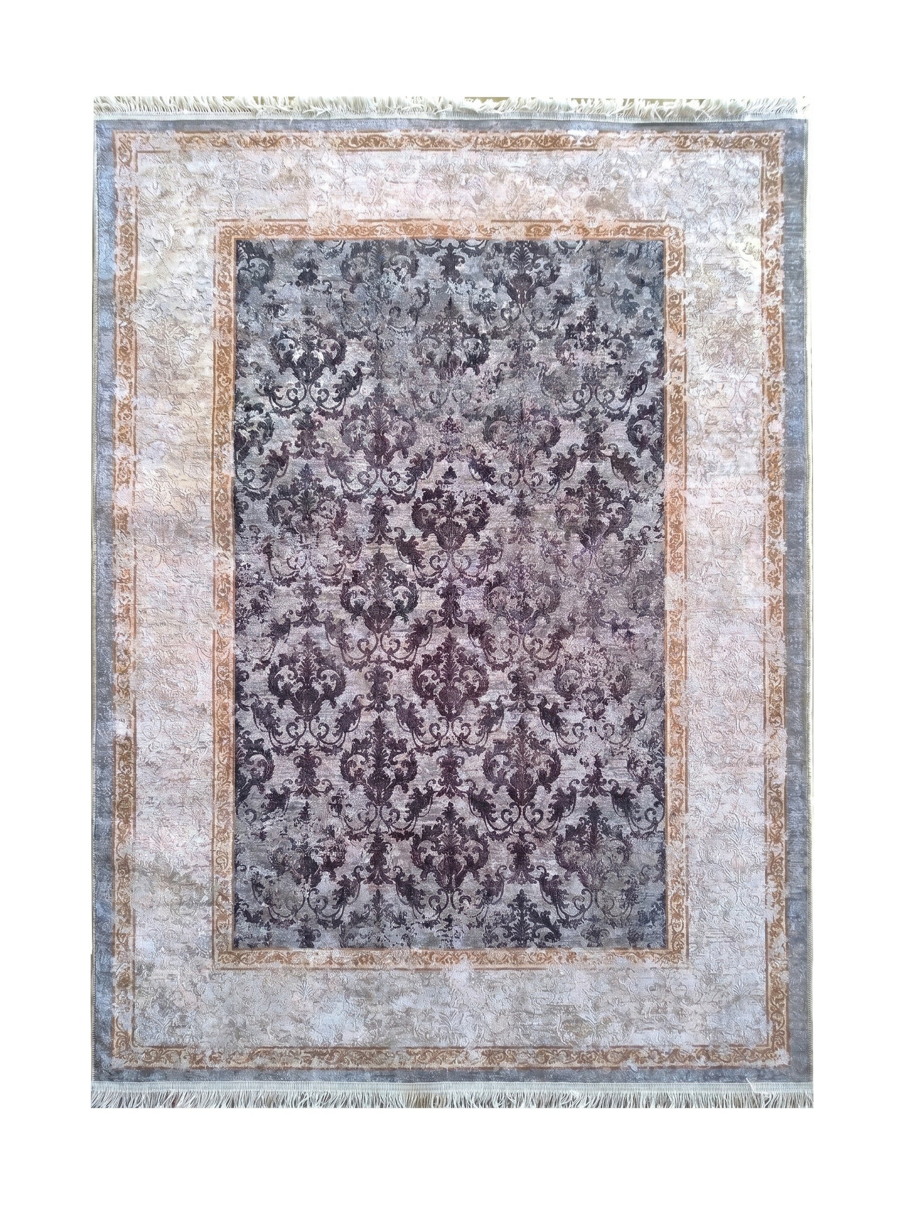 Tapis rectangulaire à motifs floraux damassés pourpres sur fond gris délavé, bordure beige clair et franges aux extrémités