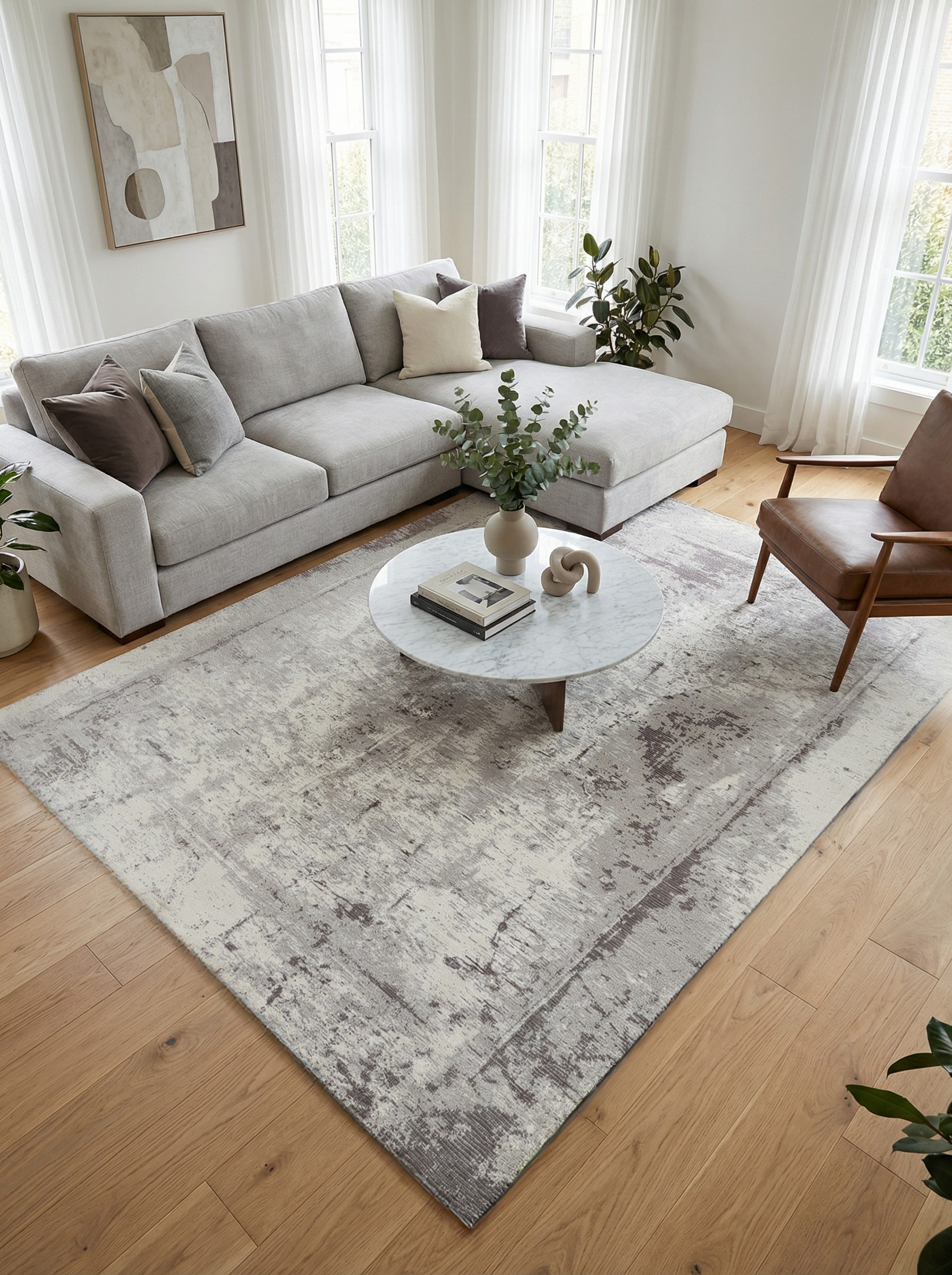 Tapis rectangulaire gris clair dans un salon. Ambiance douce et harmonieuse avec le décor clair