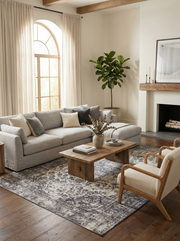 Tapis rectangulaire gris, ambiance chaleureuse dans le salon, harmonie avec le décor clair