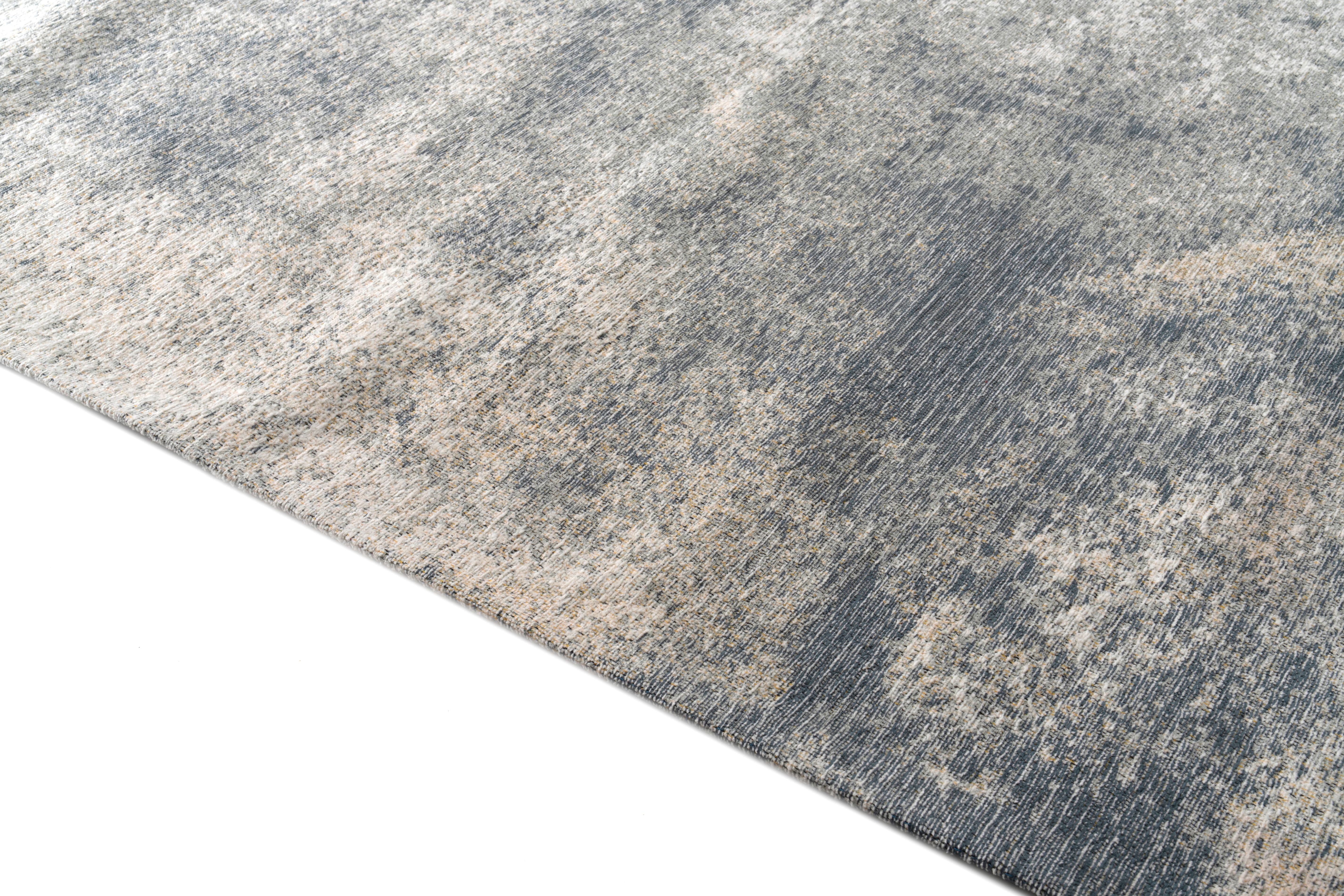 Tapis rectangulaire gris, tissage plat, relief subtil, aspect tactile rugueux