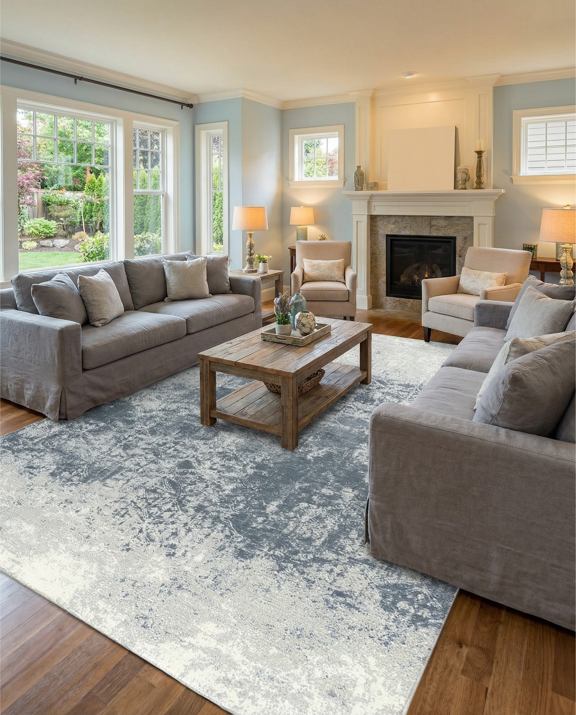 Tapis rectangulaire gris et blanc, ambiance chaleureuse dans le salon. Le tapis ajoute de la douceur à la pièce