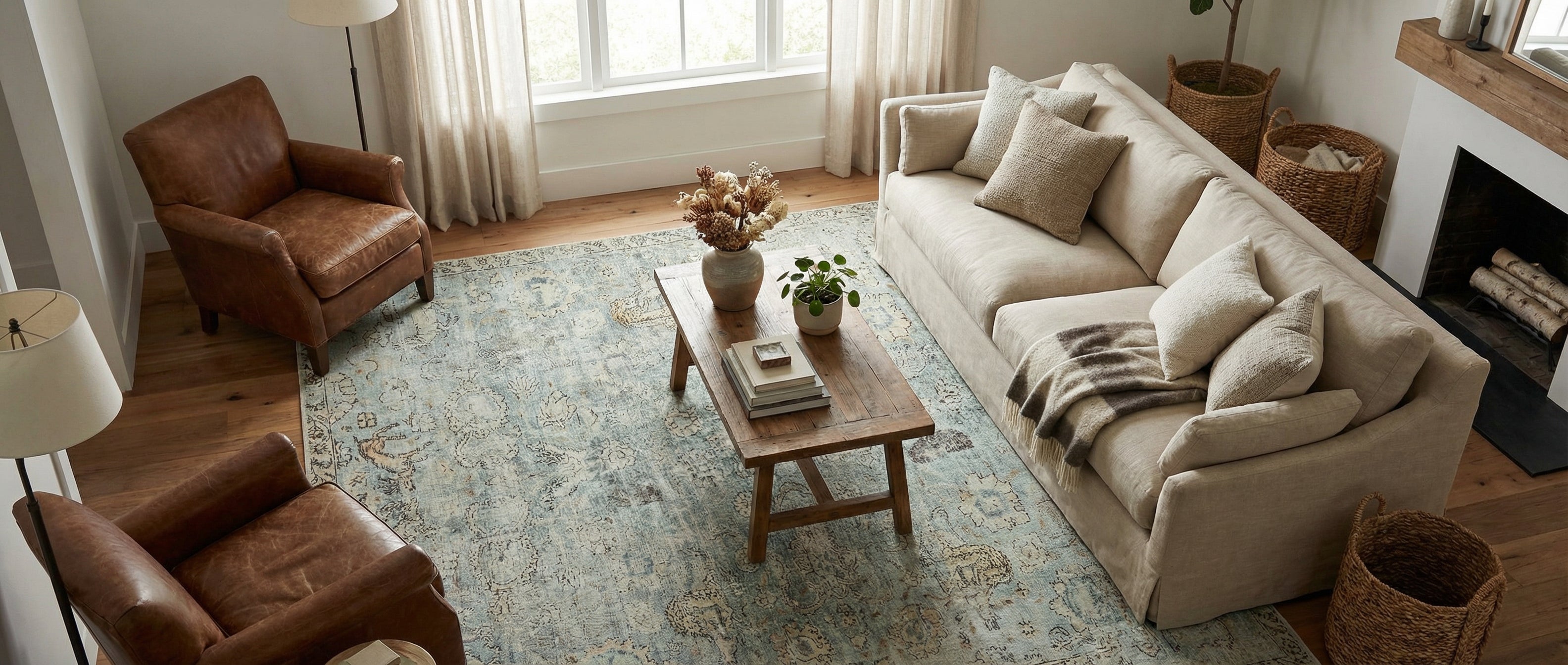 Le tapis rectangulaire menthe transforme la pièce. Harmonie créée par les couleurs et l'ambiance chaleureuse