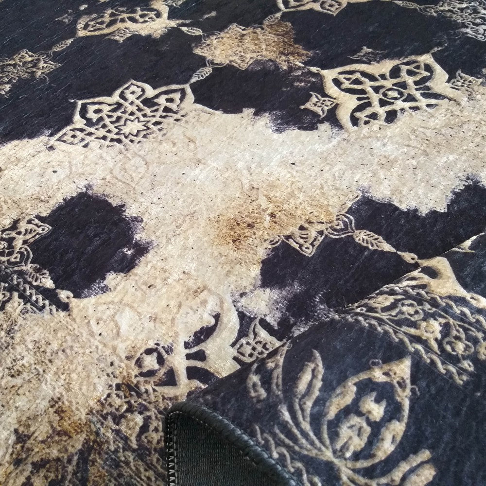 Tapis à surface douce avec motifs complexes style arabesque beige-crème et marron sur fond noir