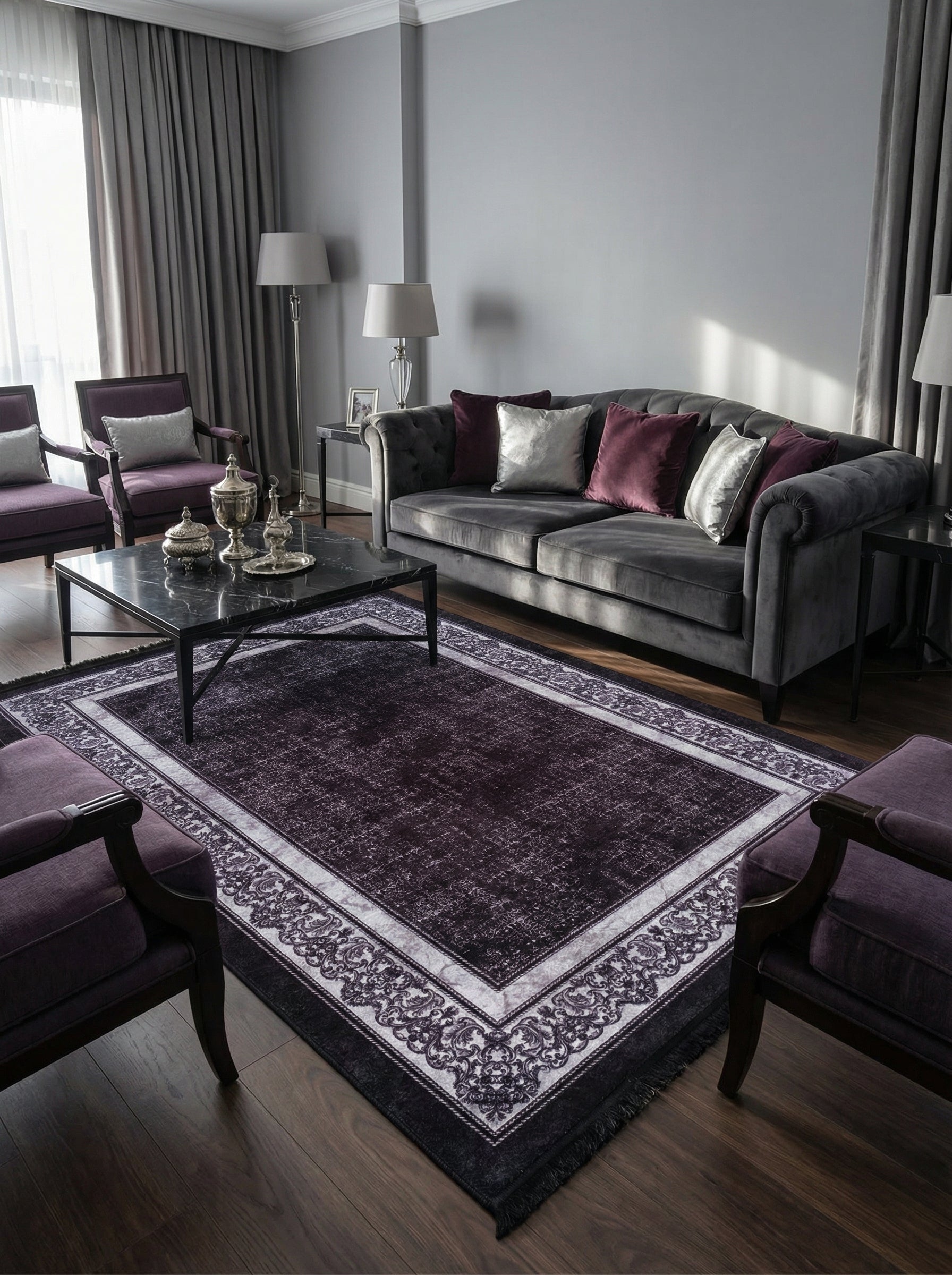 Tapis rectangulaire violet foncé avec un motif central texturé et une bordure ornée de volutes grises dans un salon élégant