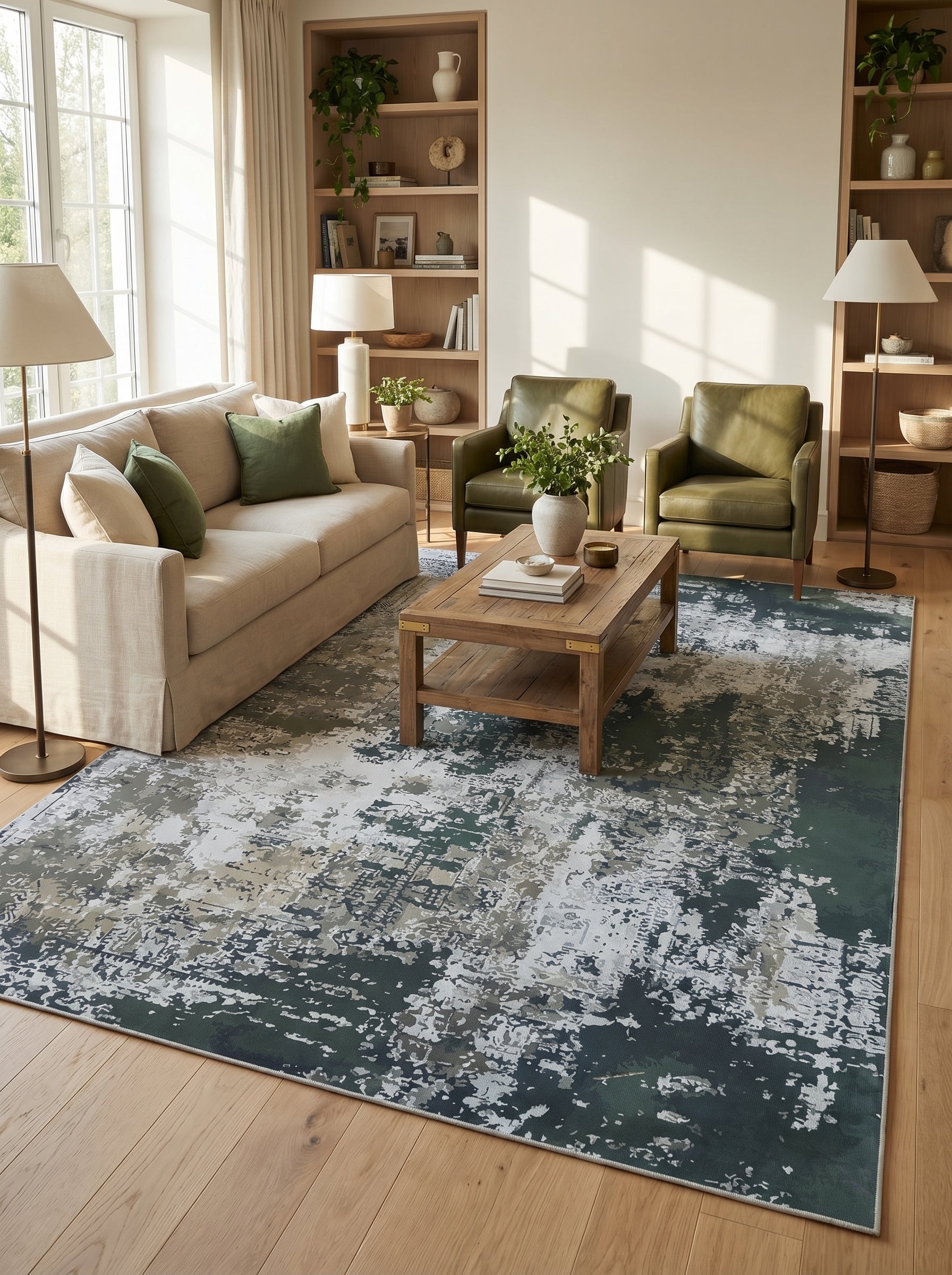 Tapis rectangulaire abstrait aux motifs irréguliers verts foncés, gris clairs et beiges sur un sol en bois clair dans un salon
